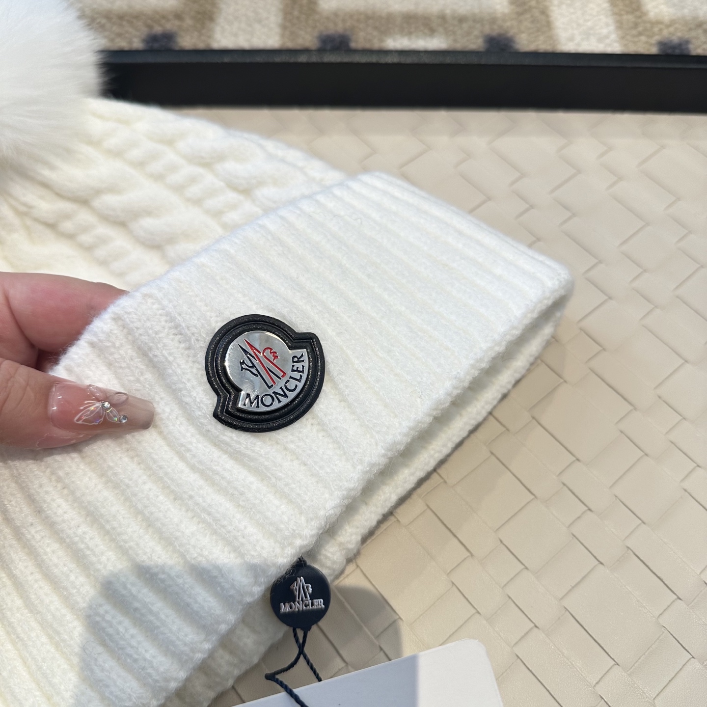 蒙口针织帽MONCLER毛线帽👍配狐狸毛帽🎀质量非常柔软舒服，保暖又时尚，简约大气，百搭款！