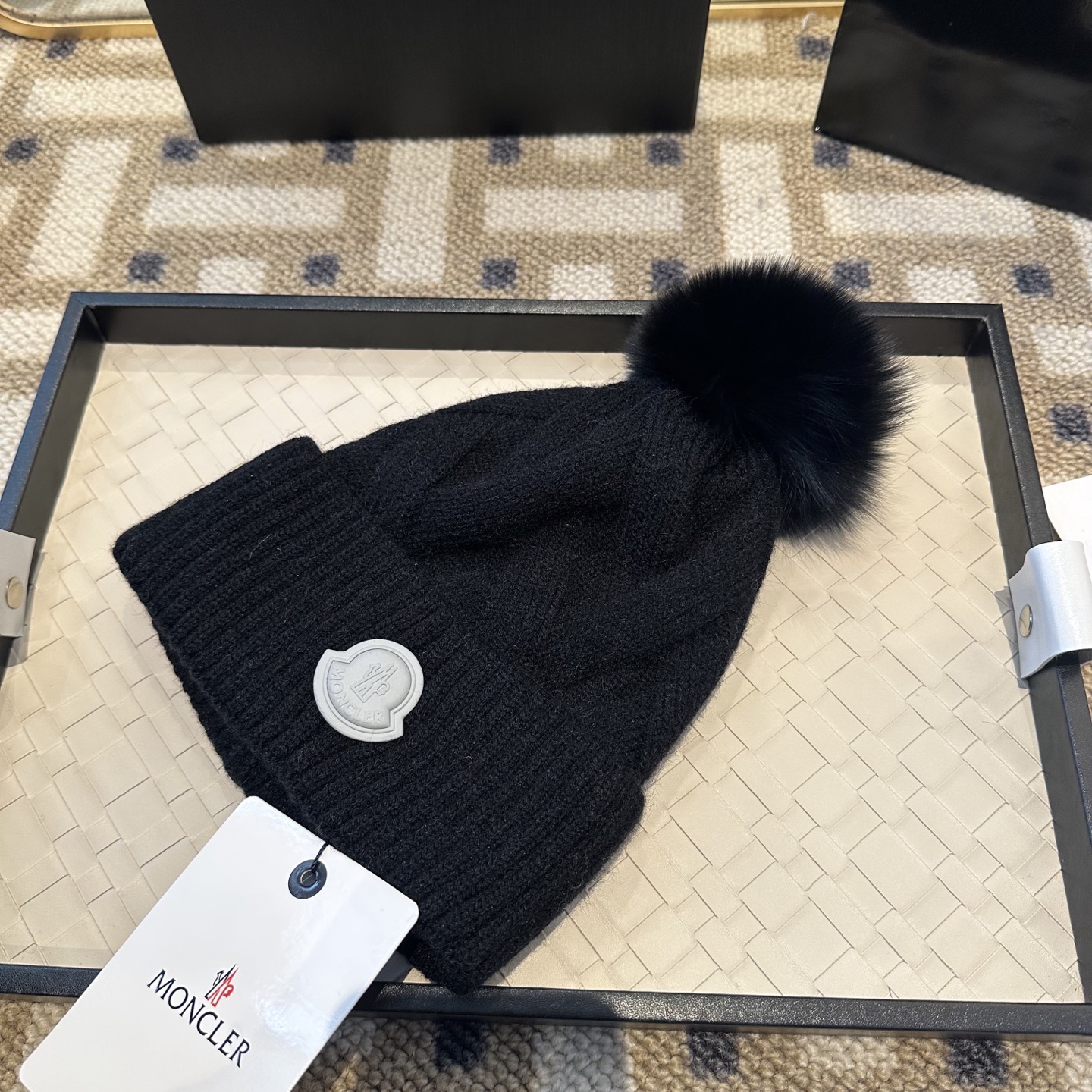蒙口针织帽MONCLER毛线帽👍配狐狸毛帽🎀质量非常柔软舒服，保暖又时尚，简约大气，百搭款！