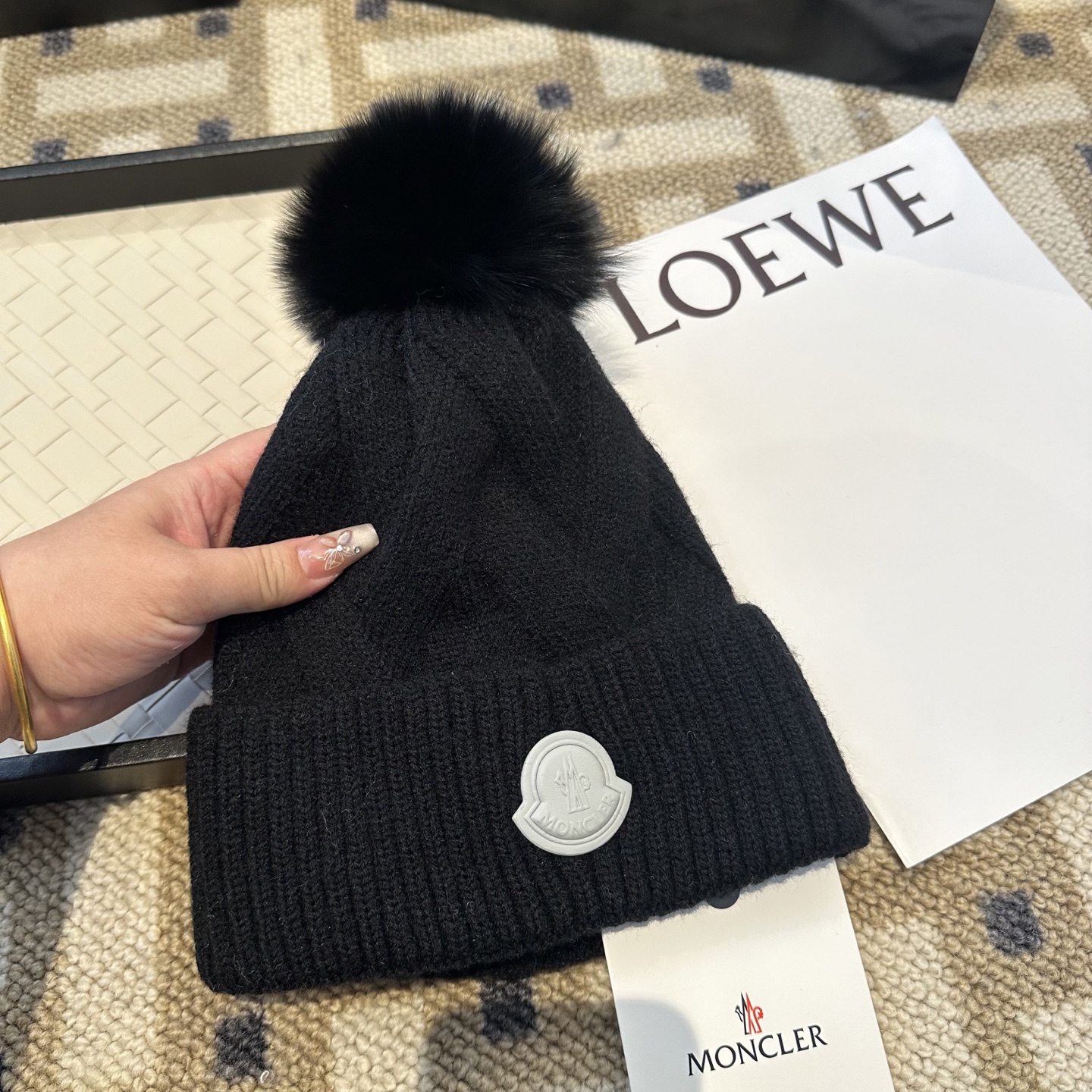 蒙口针织帽MONCLER毛线帽👍配狐狸毛帽🎀质量非常柔软舒服，保暖又时尚，简约大气，百搭款！