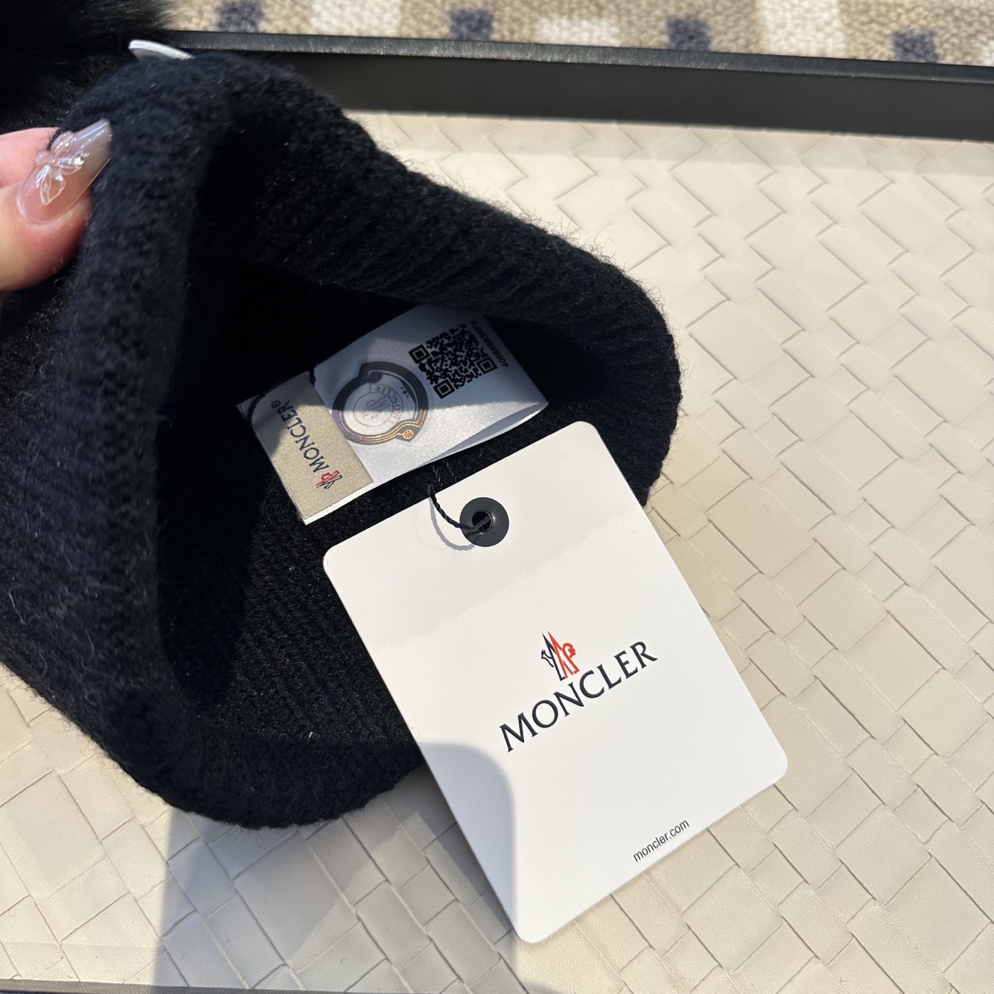 蒙口针织帽MONCLER毛线帽👍配狐狸毛帽🎀质量非常柔软舒服，保暖又时尚，简约大气，百搭款！