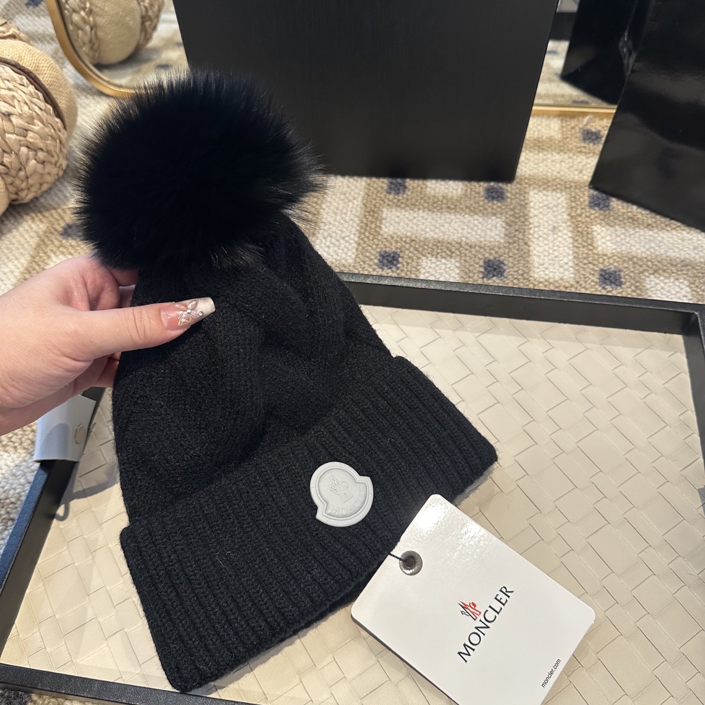 蒙口针织帽MONCLER毛线帽👍配狐狸毛帽🎀质量非常柔软舒服，保暖又时尚，简约大气，百搭款！