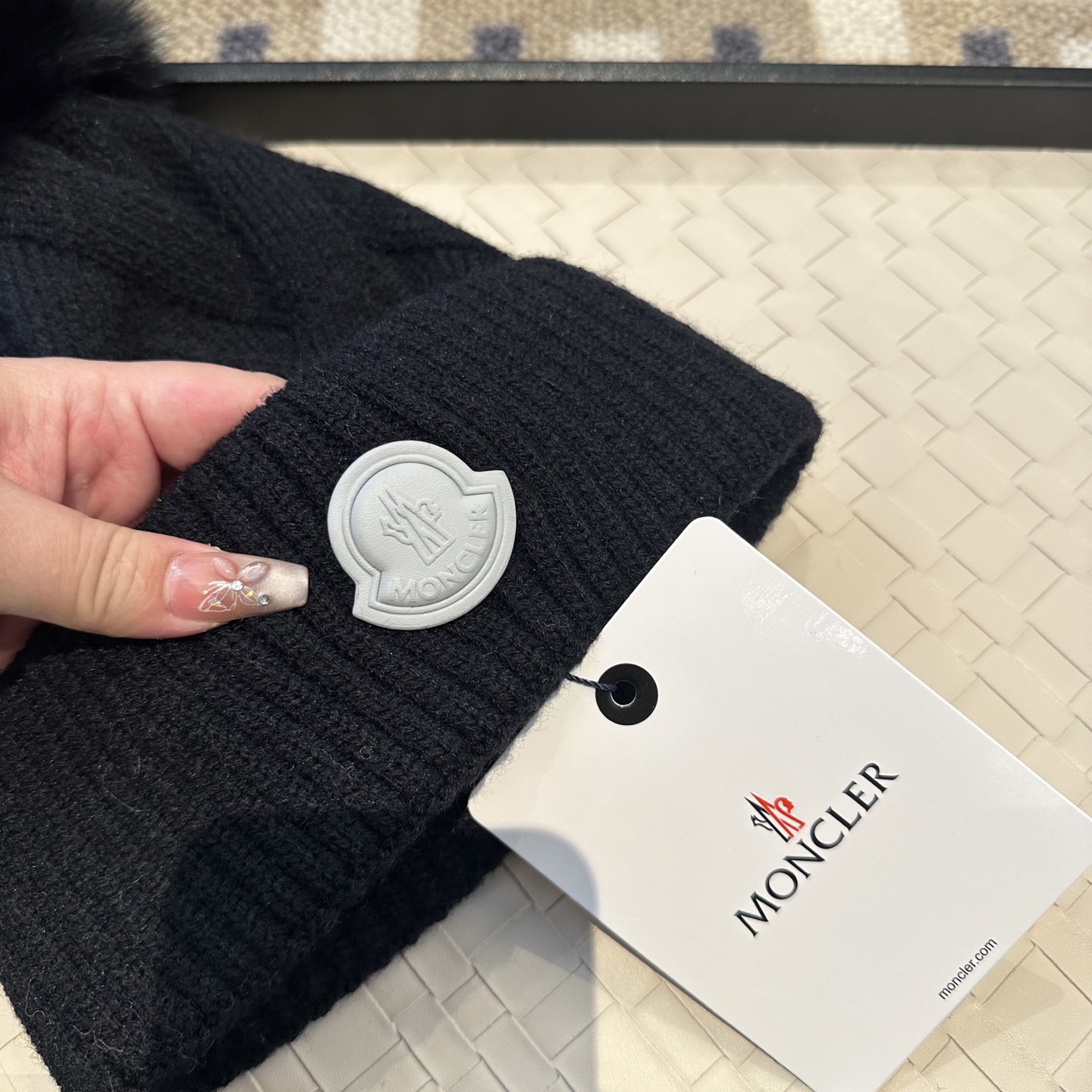 蒙口针织帽MONCLER毛线帽👍配狐狸毛帽🎀质量非常柔软舒服，保暖又时尚，简约大气，百搭款！