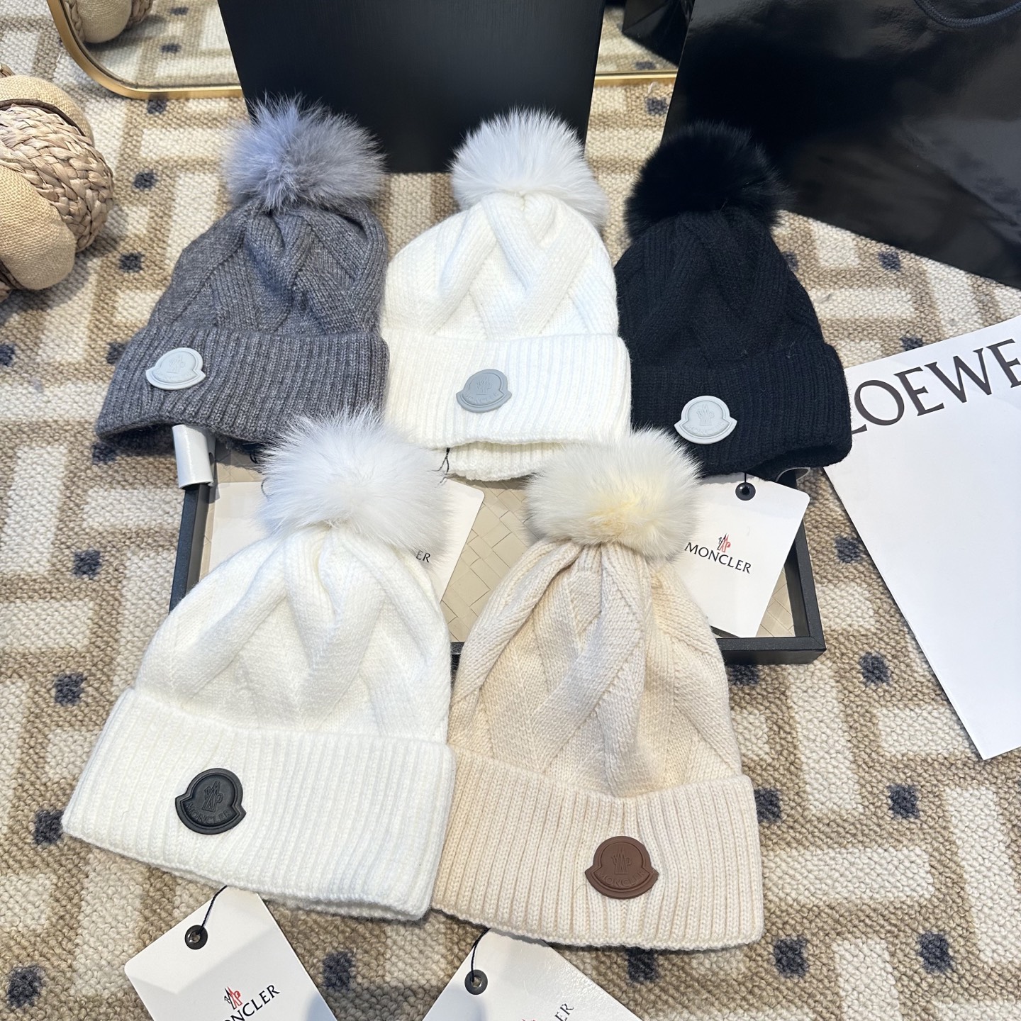 蒙口针织帽MONCLER毛线帽👍配狐狸毛帽🎀质量非常柔软舒服，保暖又时尚，简约大气，百搭款！