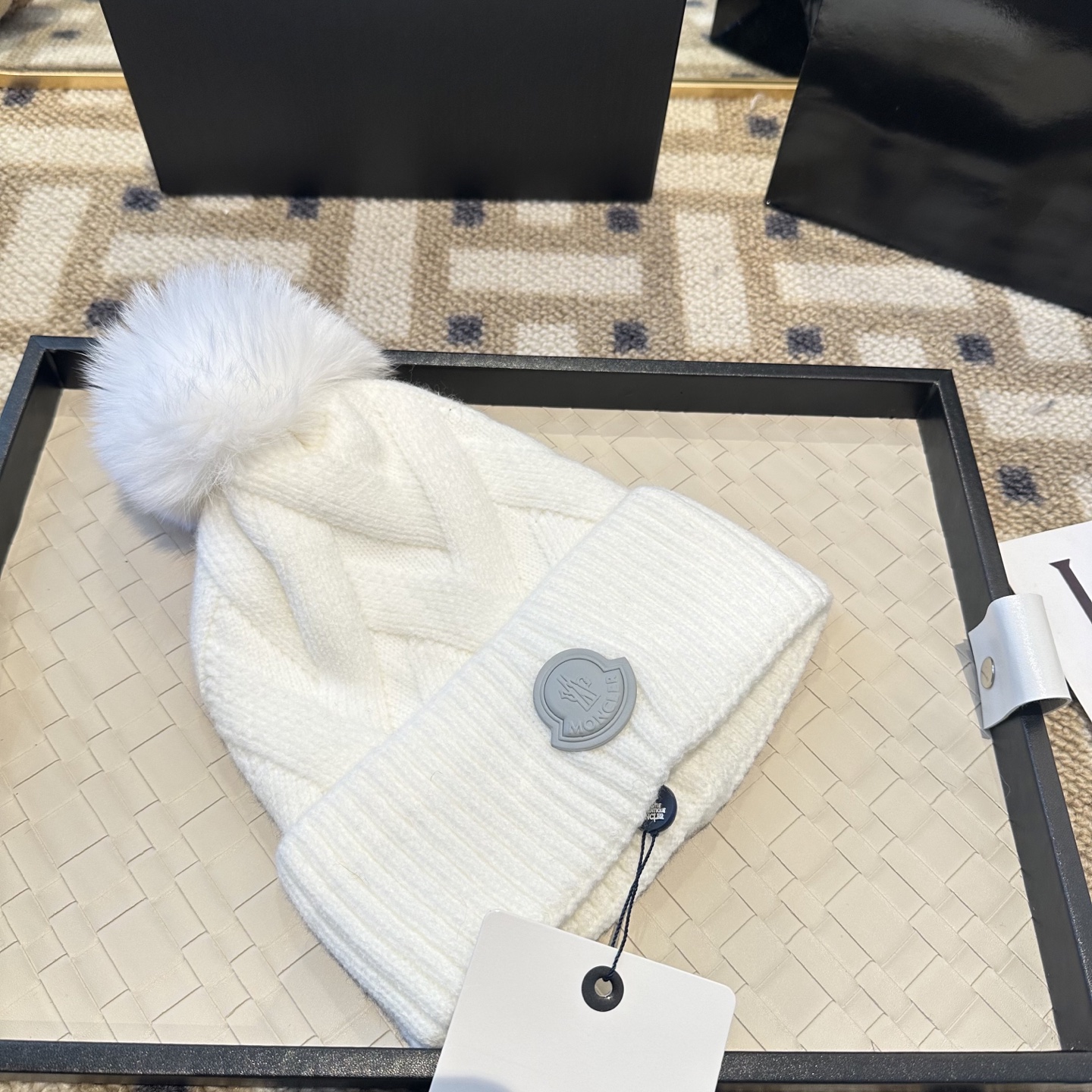 蒙口针织帽MONCLER毛线帽👍配狐狸毛帽🎀质量非常柔软舒服，保暖又时尚，简约大气，百搭款！