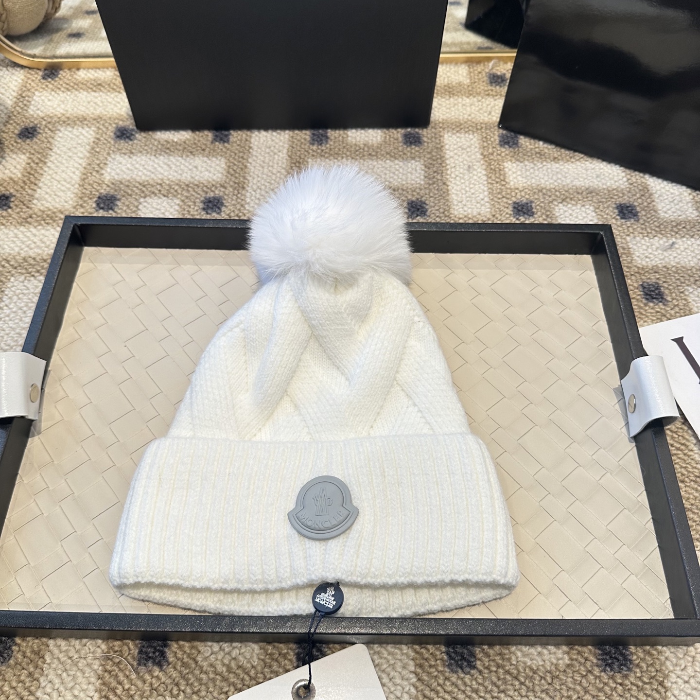 蒙口针织帽MONCLER毛线帽👍配狐狸毛帽🎀质量非常柔软舒服，保暖又时尚，简约大气，百搭款！