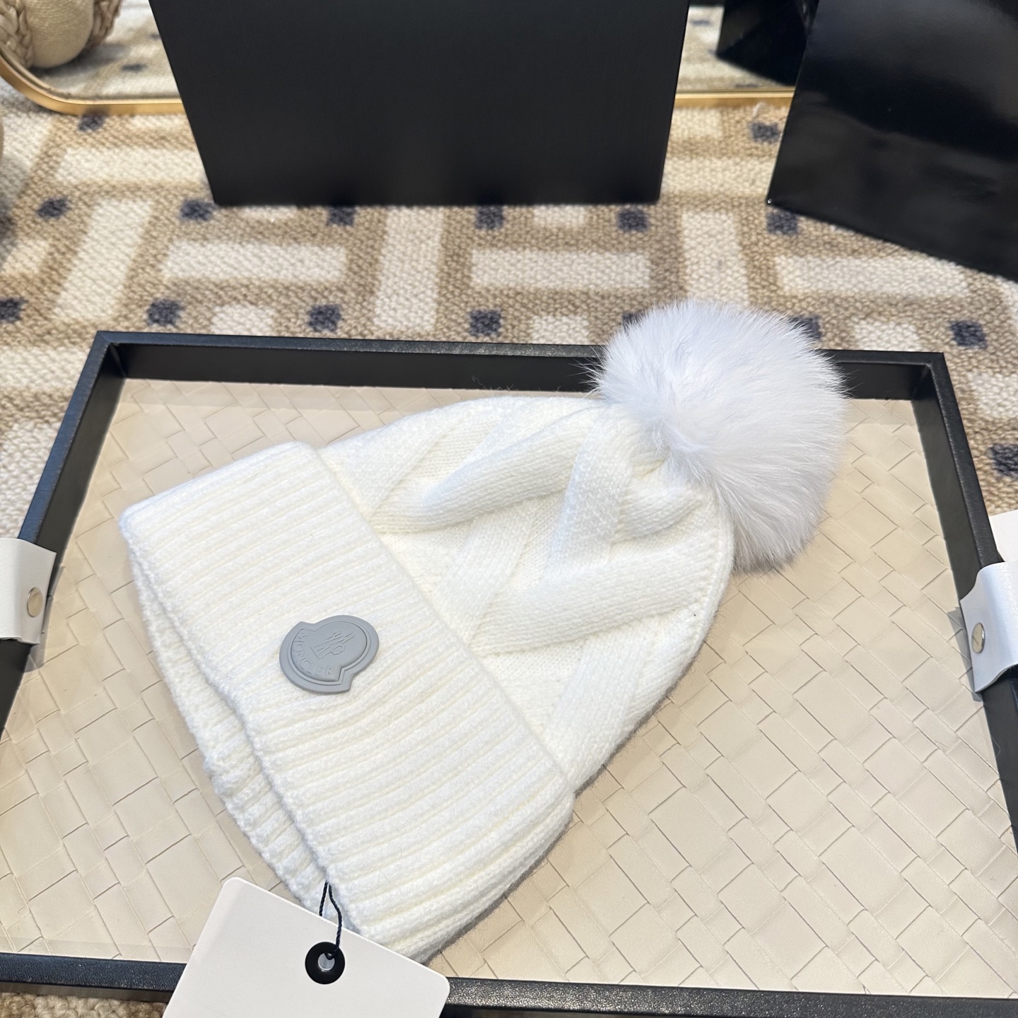 蒙口针织帽MONCLER毛线帽👍配狐狸毛帽🎀质量非常柔软舒服，保暖又时尚，简约大气，百搭款！