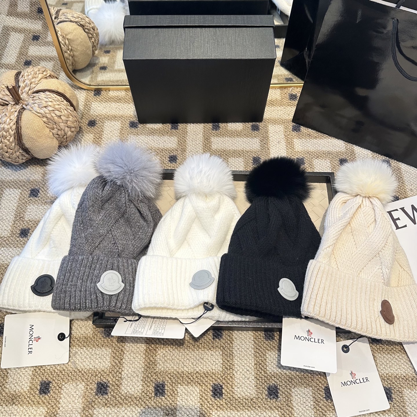 蒙口针织帽MONCLER毛线帽👍配狐狸毛帽🎀质量非常柔软舒服，保暖又时尚，简约大气，百搭款！