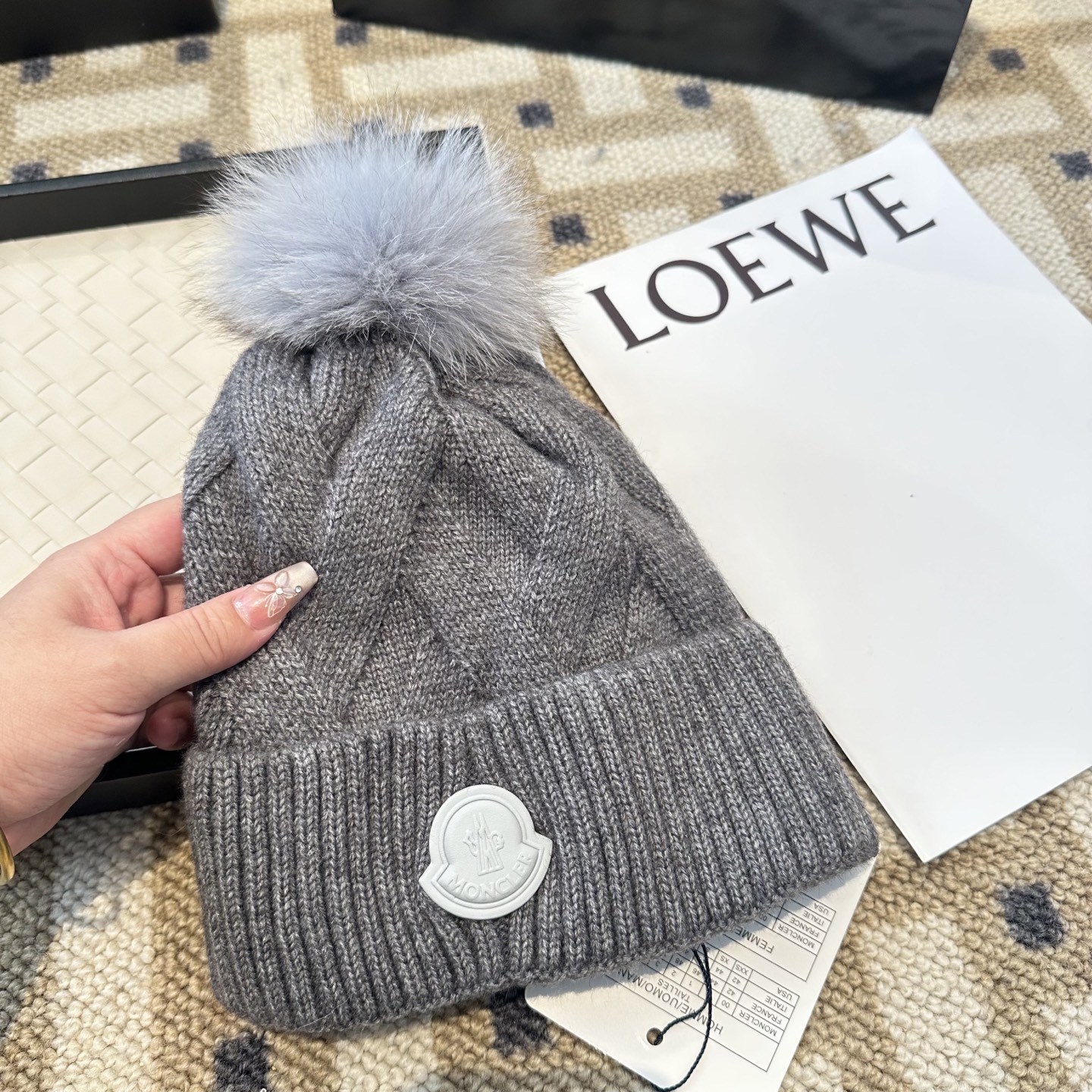 蒙口针织帽MONCLER毛线帽👍配狐狸毛帽🎀质量非常柔软舒服，保暖又时尚，简约大气，百搭款！