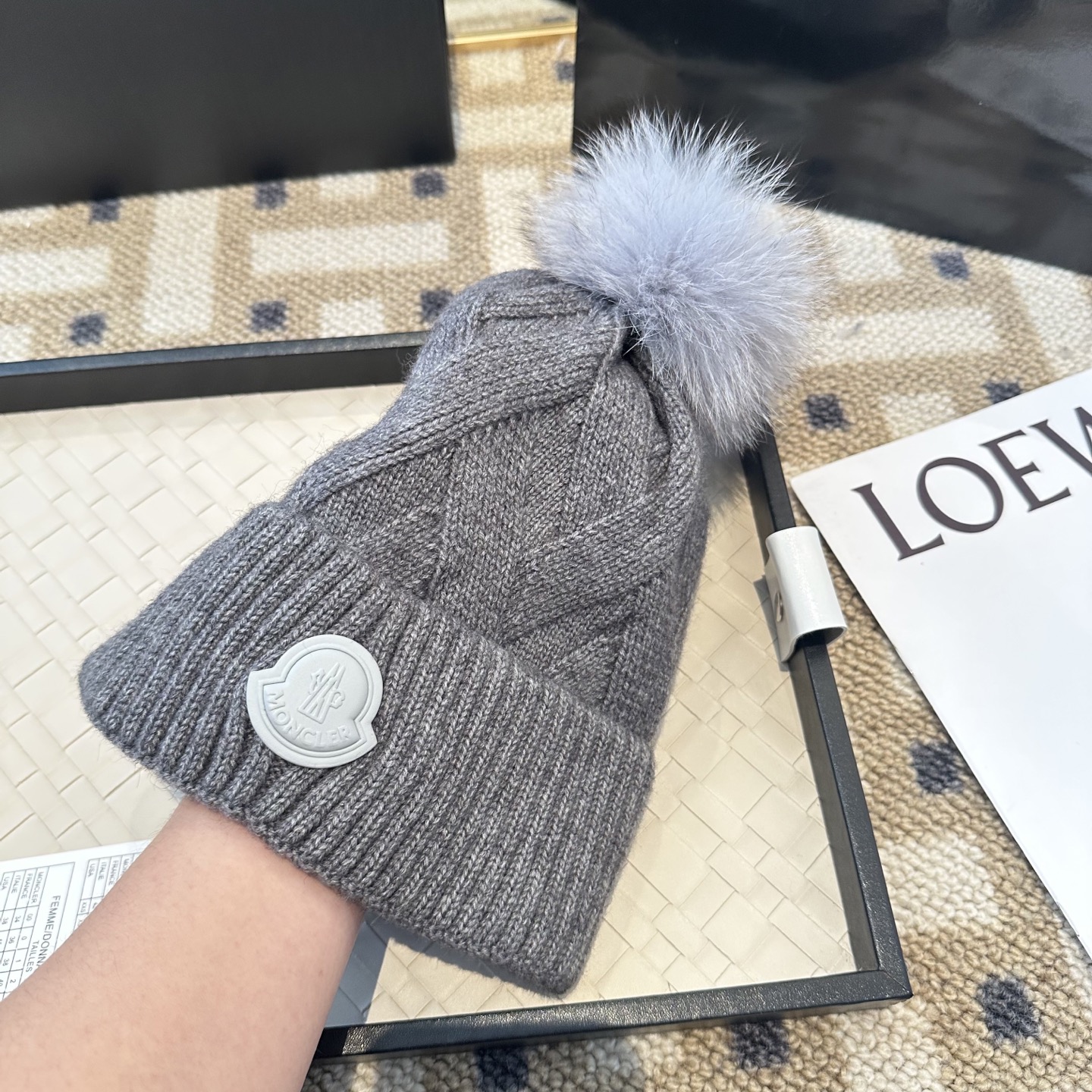 蒙口针织帽MONCLER毛线帽👍配狐狸毛帽🎀质量非常柔软舒服，保暖又时尚，简约大气，百搭款！