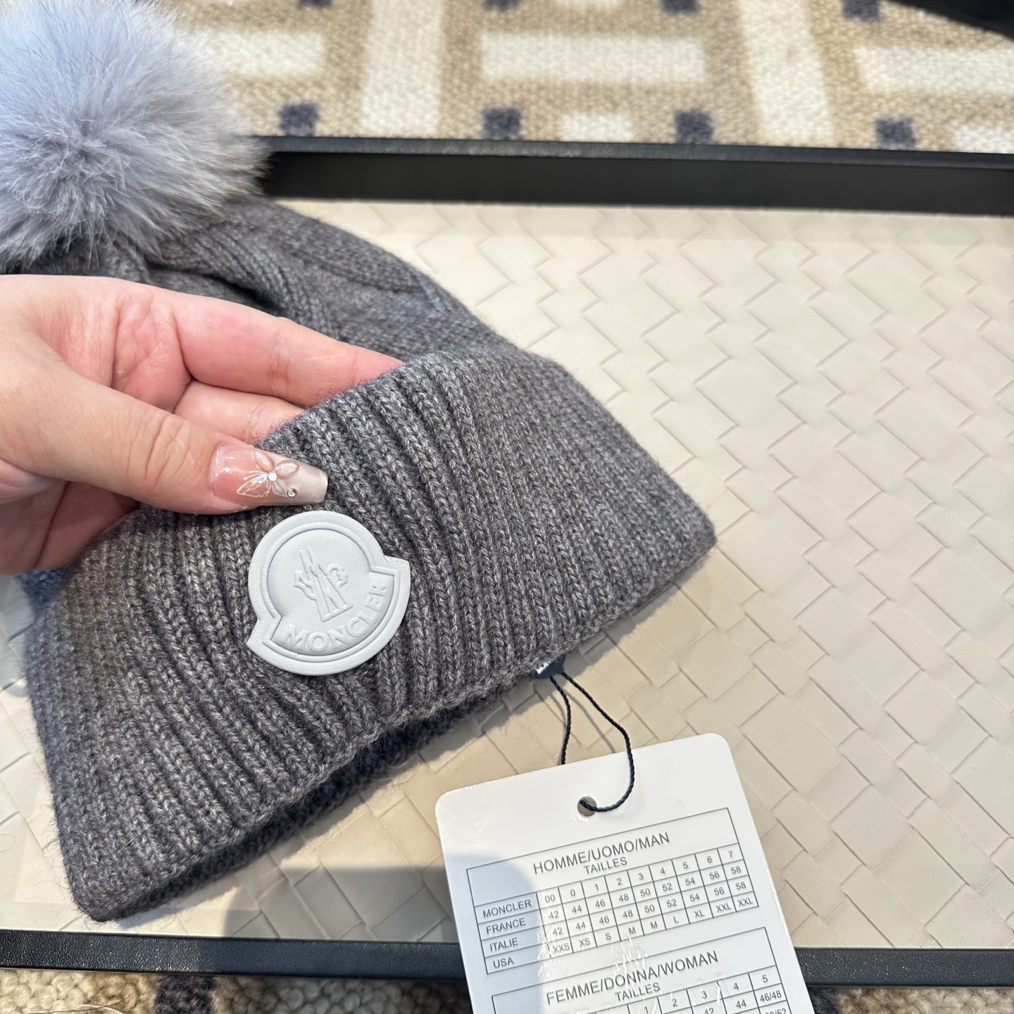 蒙口针织帽MONCLER毛线帽👍配狐狸毛帽🎀质量非常柔软舒服，保暖又时尚，简约大气，百搭款！