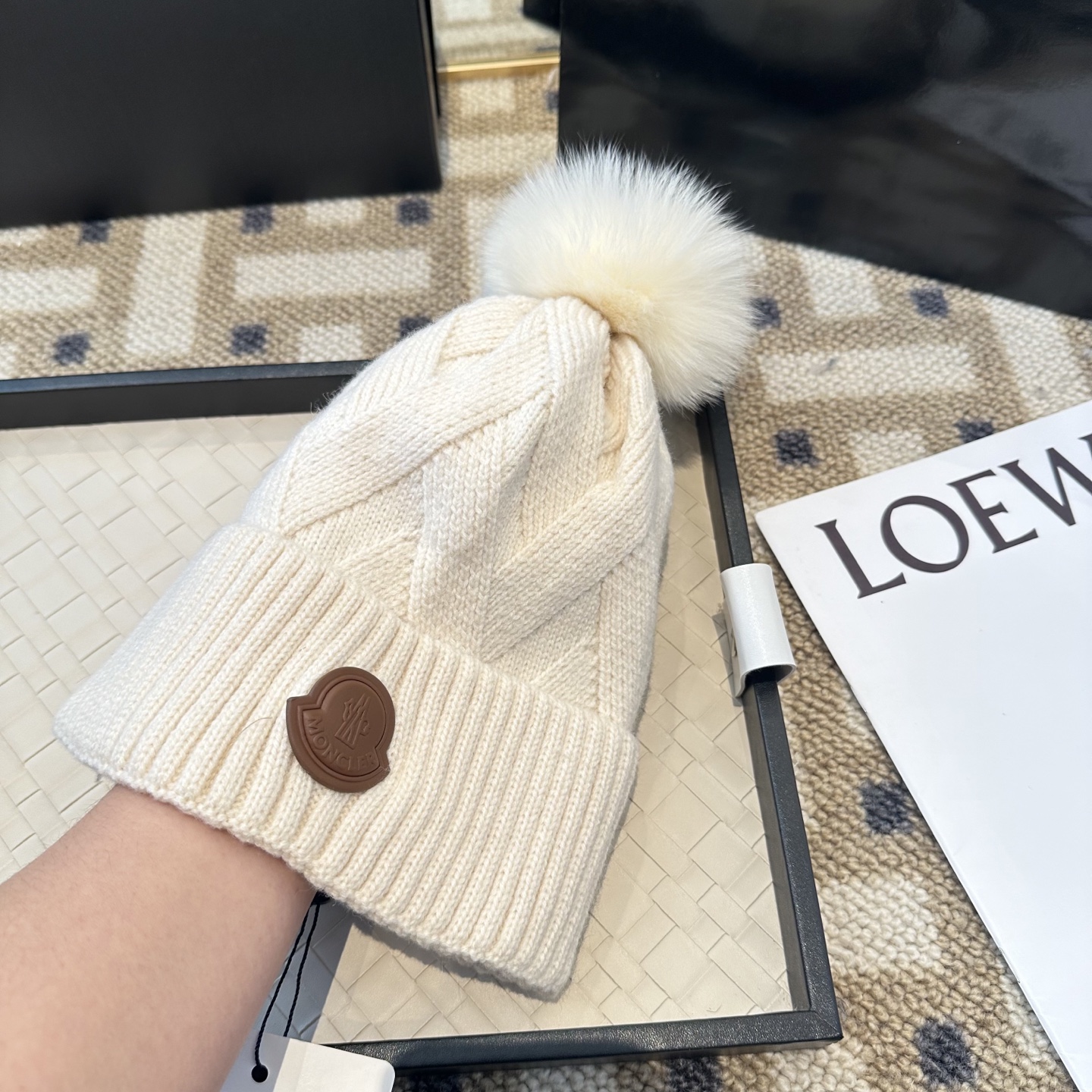 蒙口针织帽MONCLER毛线帽👍配狐狸毛帽🎀质量非常柔软舒服，保暖又时尚，简约大气，百搭款！