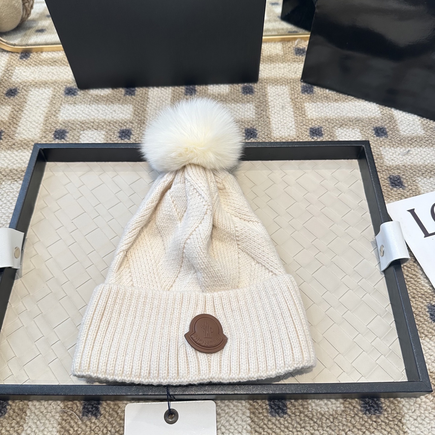 蒙口针织帽MONCLER毛线帽👍配狐狸毛帽🎀质量非常柔软舒服，保暖又时尚，简约大气，百搭款！