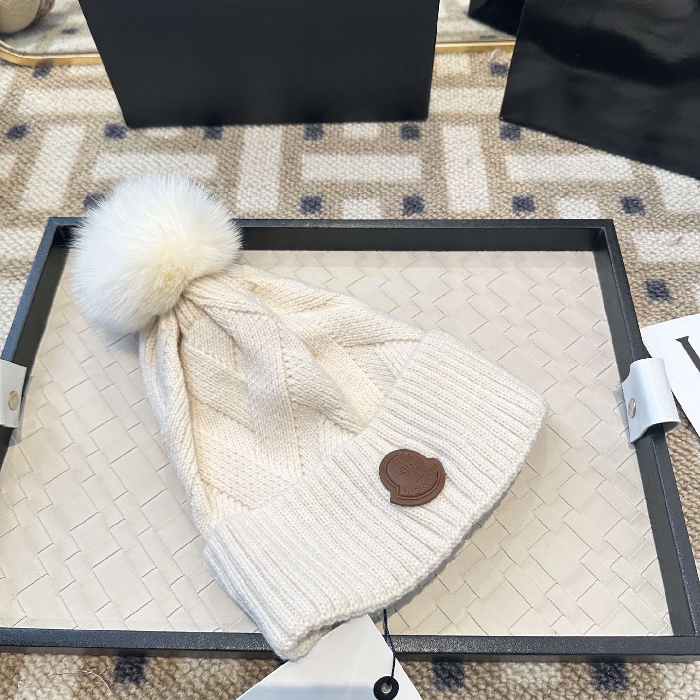 蒙口针织帽MONCLER毛线帽👍配狐狸毛帽🎀质量非常柔软舒服，保暖又时尚，简约大气，百搭款！