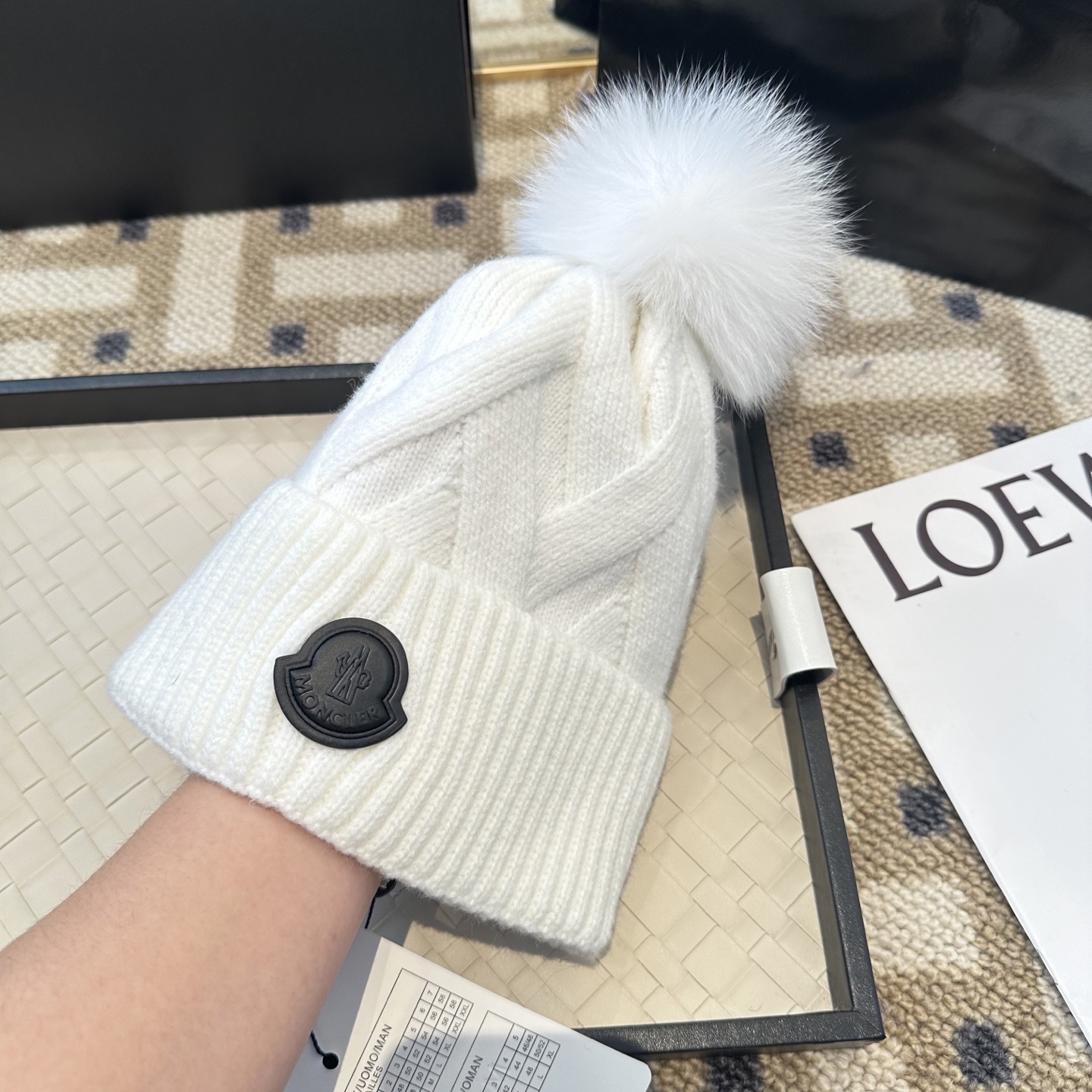 蒙口针织帽MONCLER毛线帽👍配狐狸毛帽🎀质量非常柔软舒服，保暖又时尚，简约大气，百搭款！
