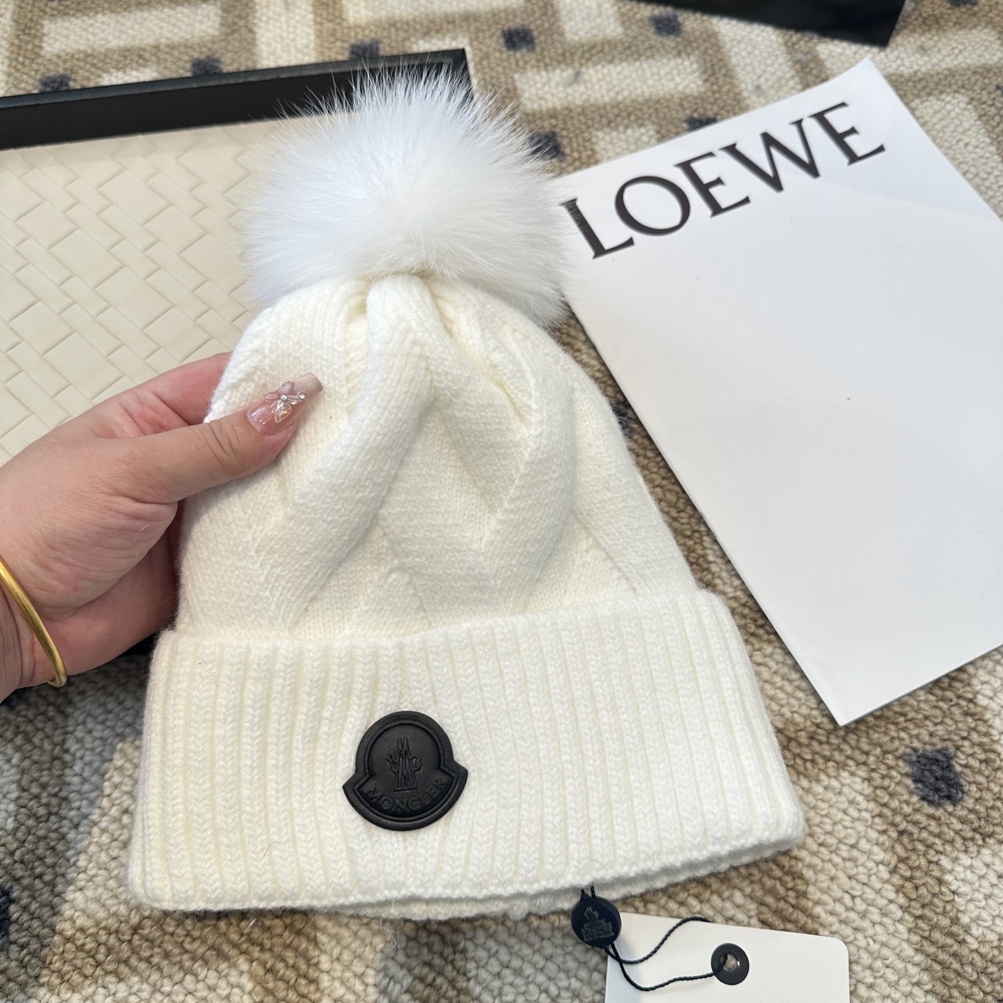 蒙口针织帽MONCLER毛线帽👍配狐狸毛帽🎀质量非常柔软舒服，保暖又时尚，简约大气，百搭款！