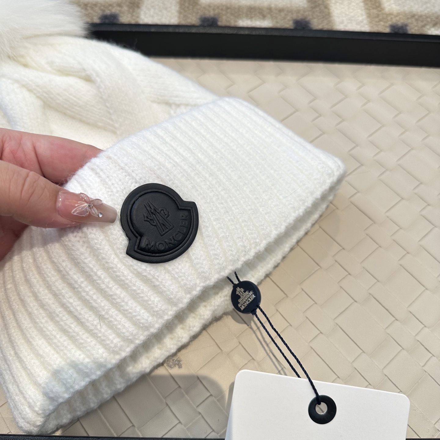 蒙口针织帽MONCLER毛线帽👍配狐狸毛帽🎀质量非常柔软舒服，保暖又时尚，简约大气，百搭款！