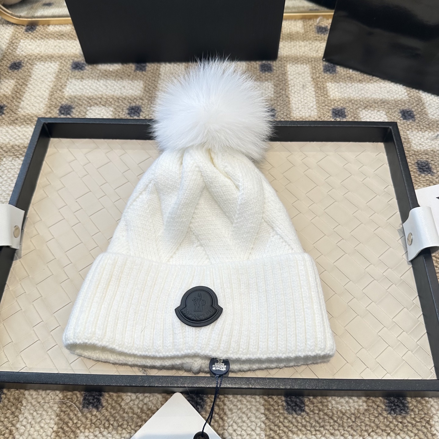 蒙口针织帽MONCLER毛线帽👍配狐狸毛帽🎀质量非常柔软舒服，保暖又时尚，简约大气，百搭款！