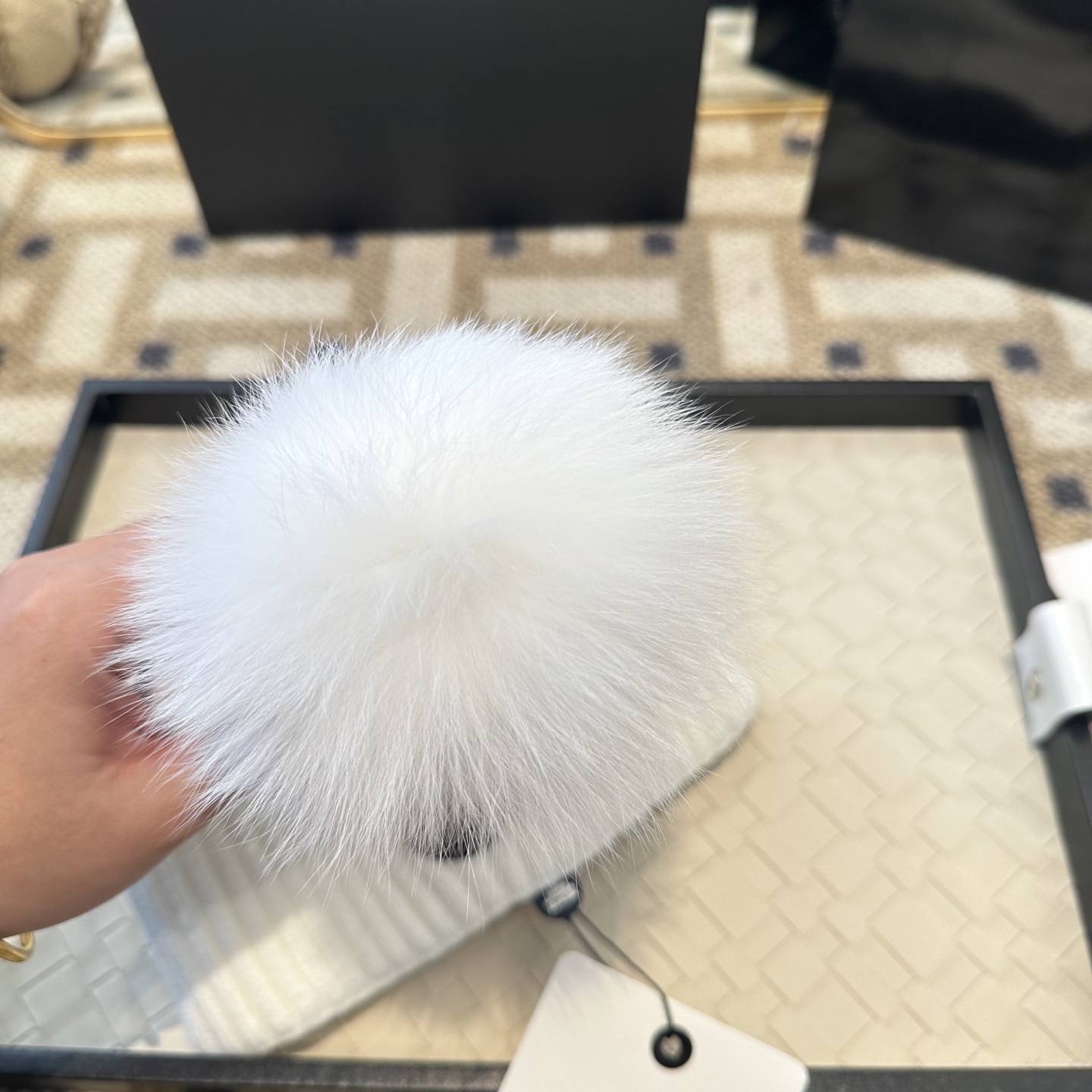 蒙口针织帽MONCLER毛线帽👍配狐狸毛帽🎀质量非常柔软舒服，保暖又时尚，简约大气，百搭款！