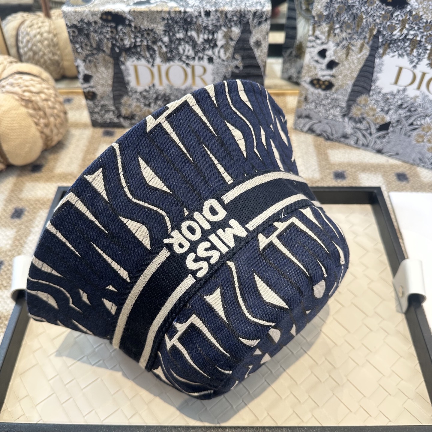 Dior 迪奥 新款原单渔夫帽， 精致純也格调很有感觉，很酷很时尚，专柜断货热门，质量超赞