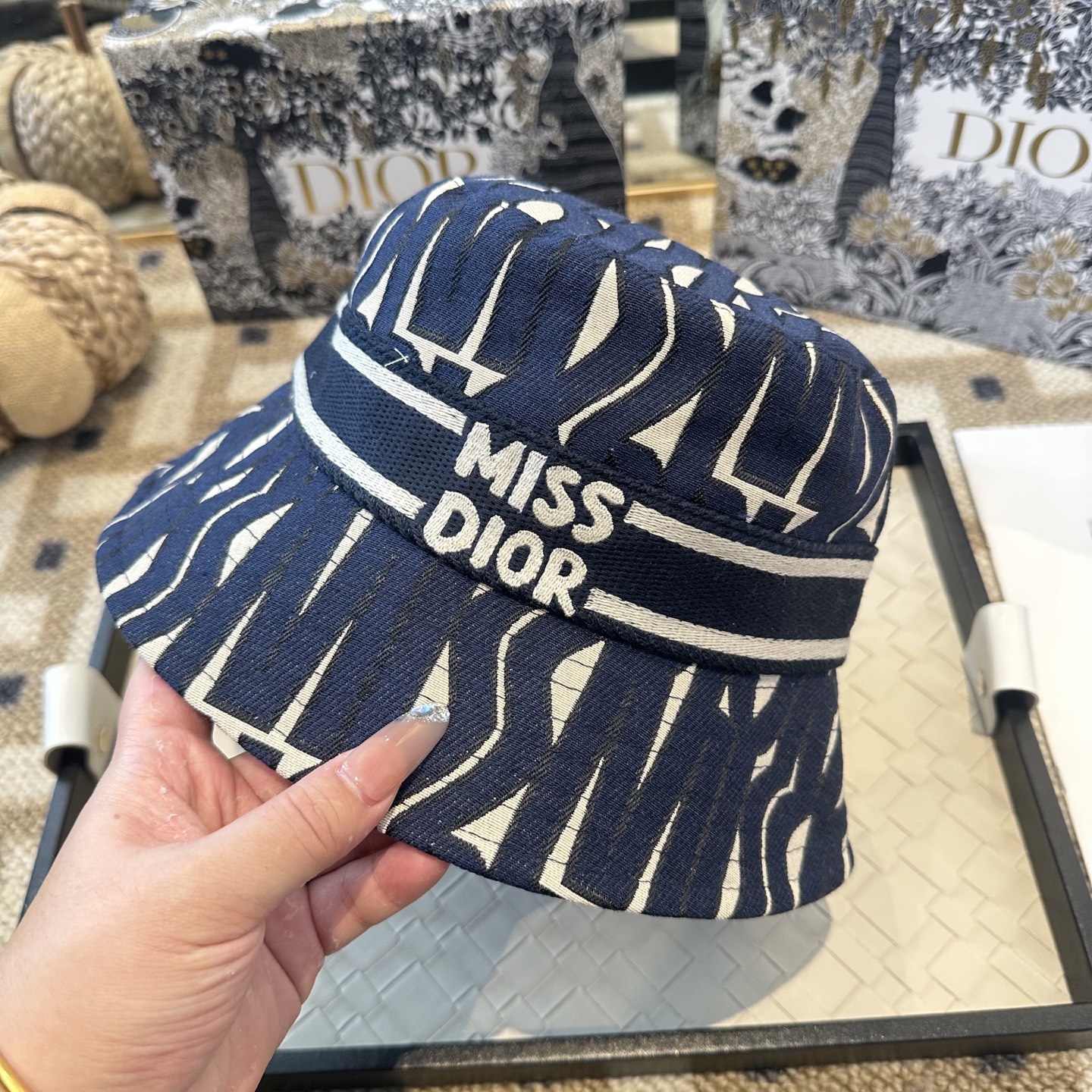 Dior 迪奥 新款原单渔夫帽， 精致純也格调很有感觉，很酷很时尚，专柜断货热门，质量超赞