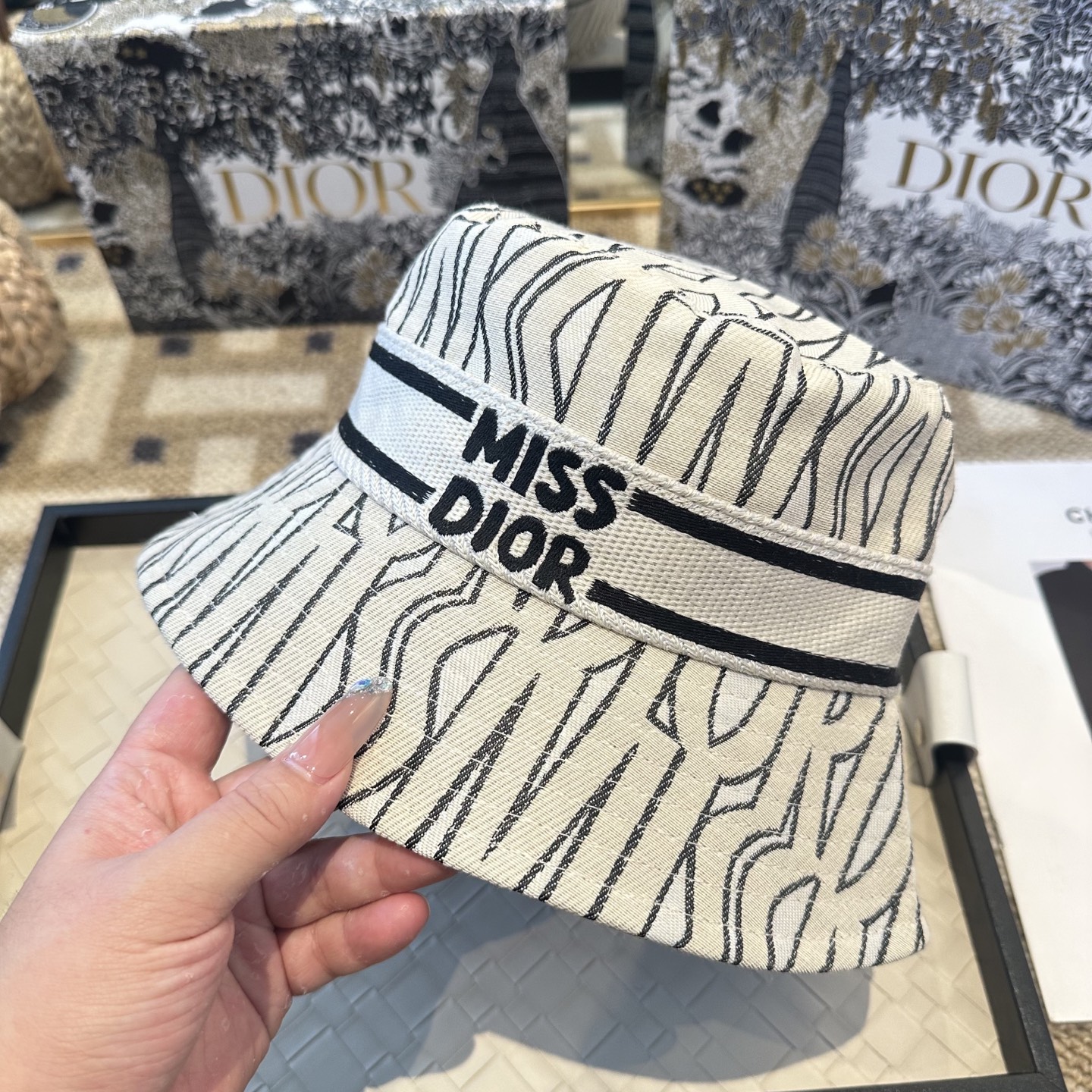 Dior 迪奥 新款原单渔夫帽， 精致純也格调很有感觉，很酷很时尚，专柜断货热门，质量超赞
