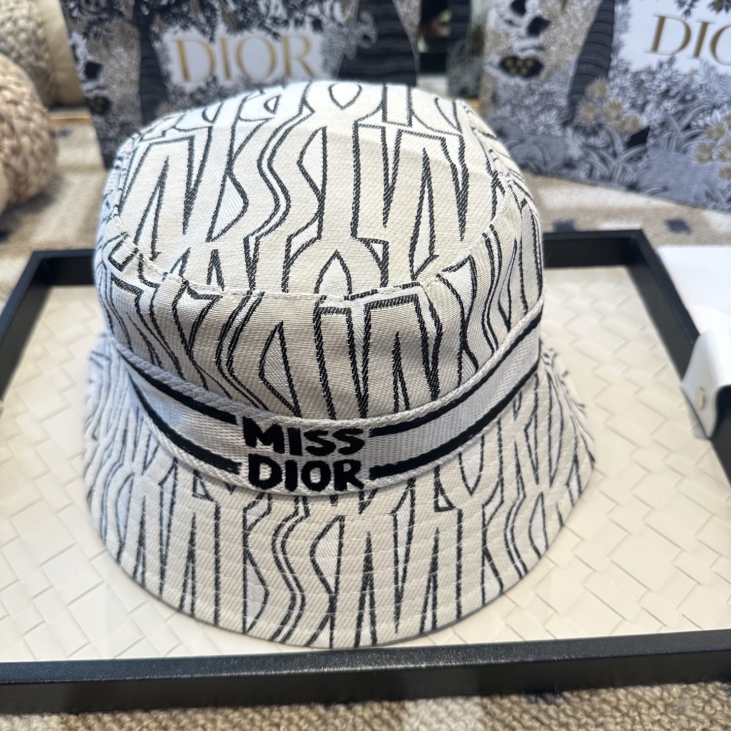 Dior 迪奥 新款原单渔夫帽， 精致純也格调很有感觉，很酷很时尚，专柜断货热门，质量超赞