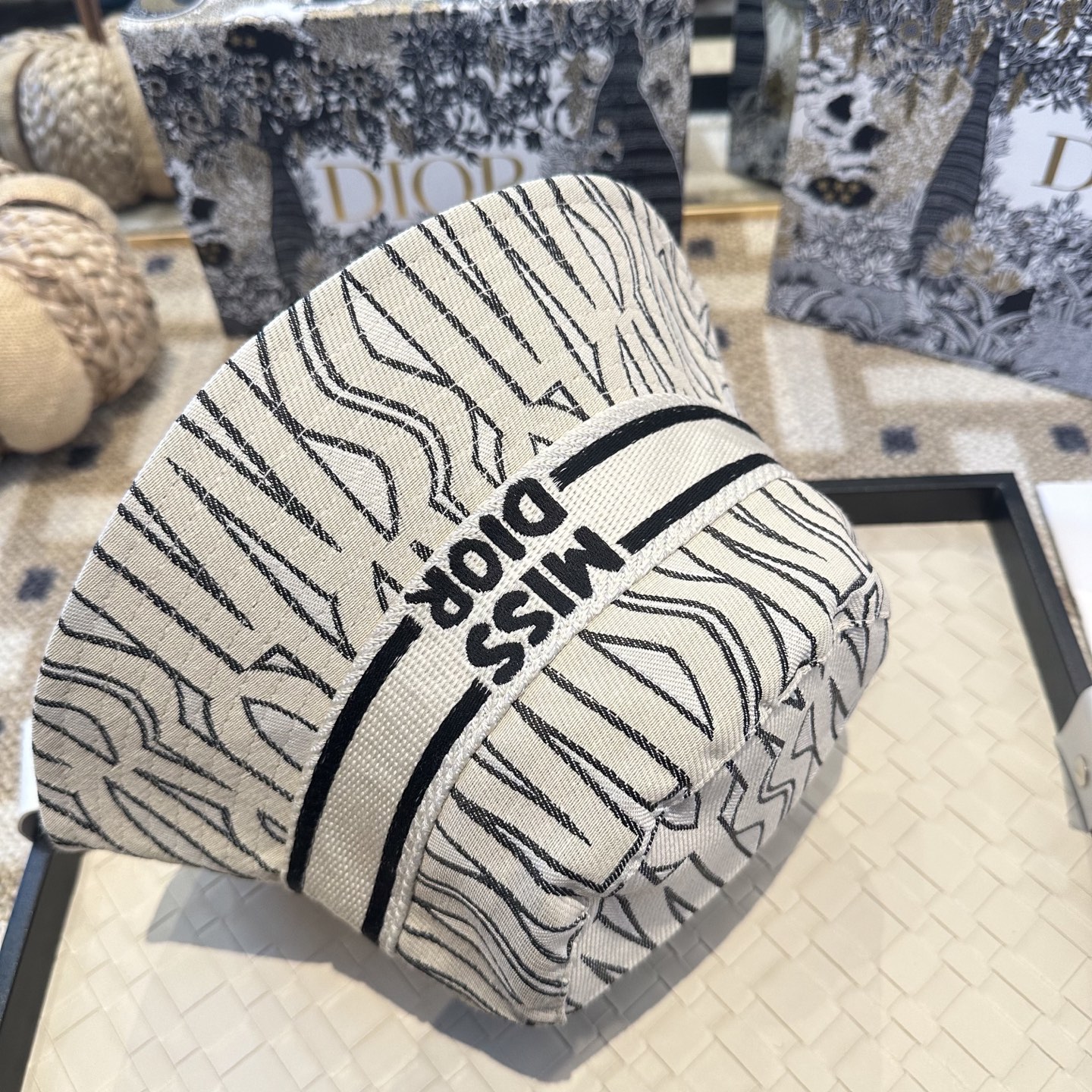 Dior 迪奥 新款原单渔夫帽， 精致純也格调很有感觉，很酷很时尚，专柜断货热门，质量超赞