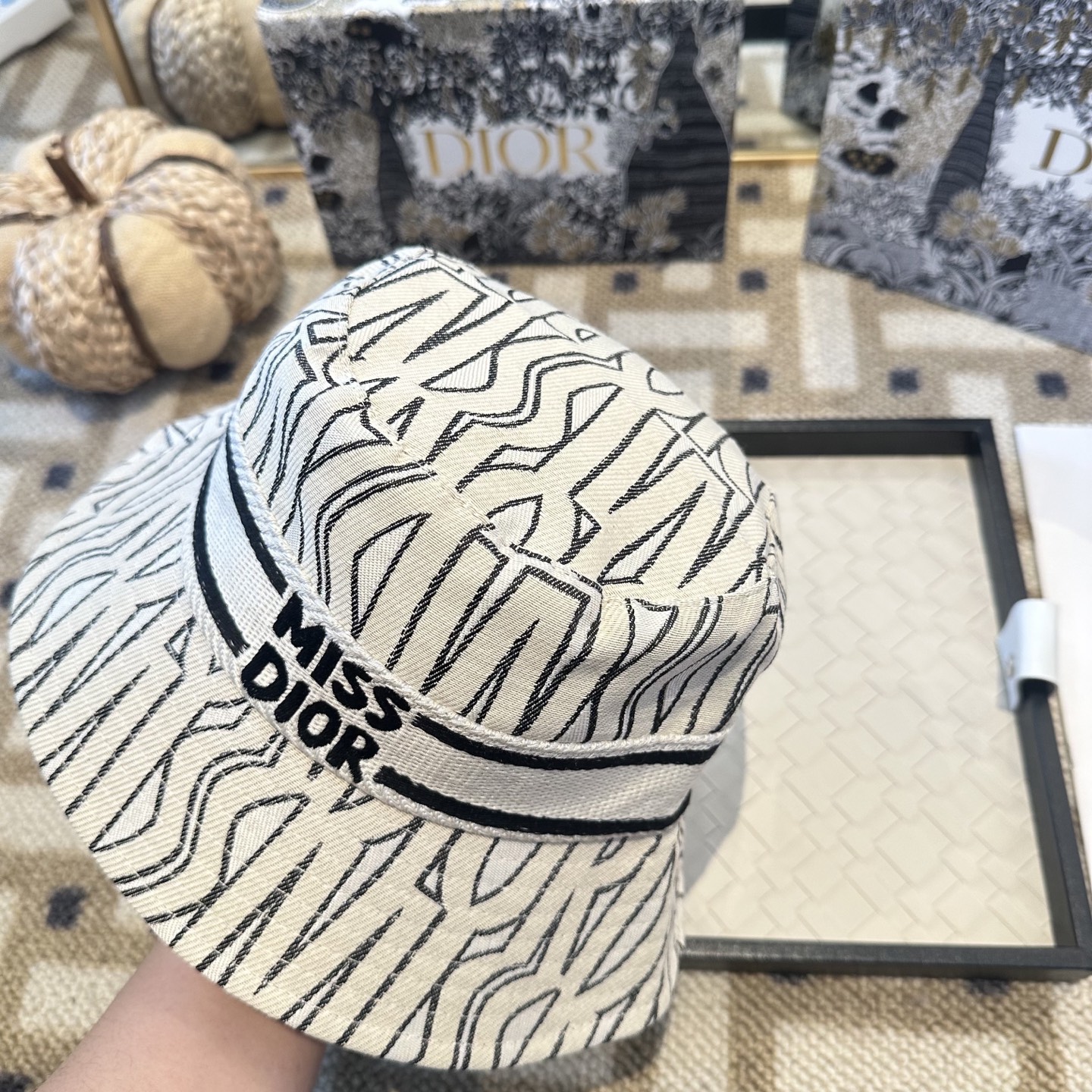 Dior 迪奥 新款原单渔夫帽， 精致純也格调很有感觉，很酷很时尚，专柜断货热门，质量超赞
