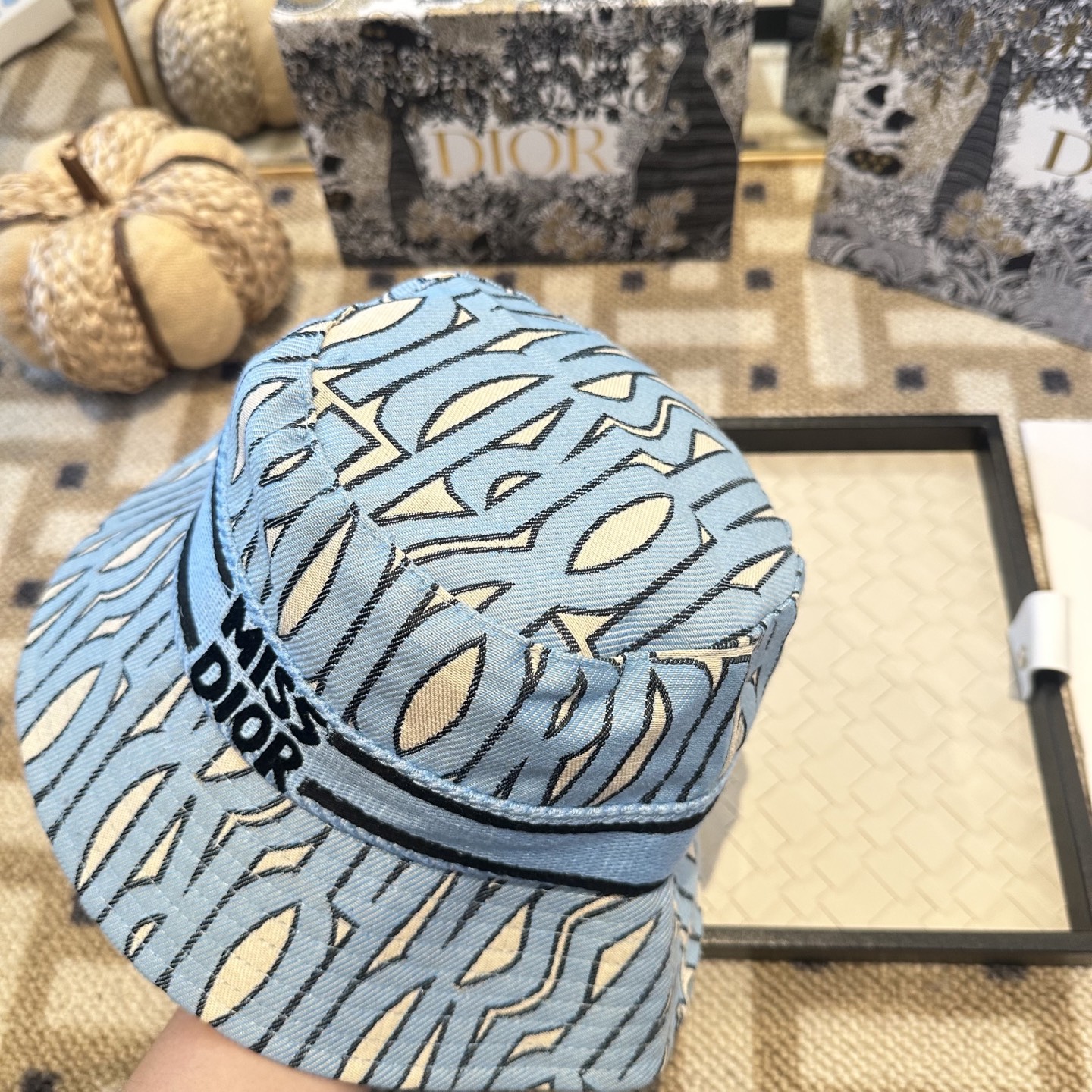 Dior 迪奥 新款原单渔夫帽， 精致純也格调很有感觉，很酷很时尚，专柜断货热门，质量超赞