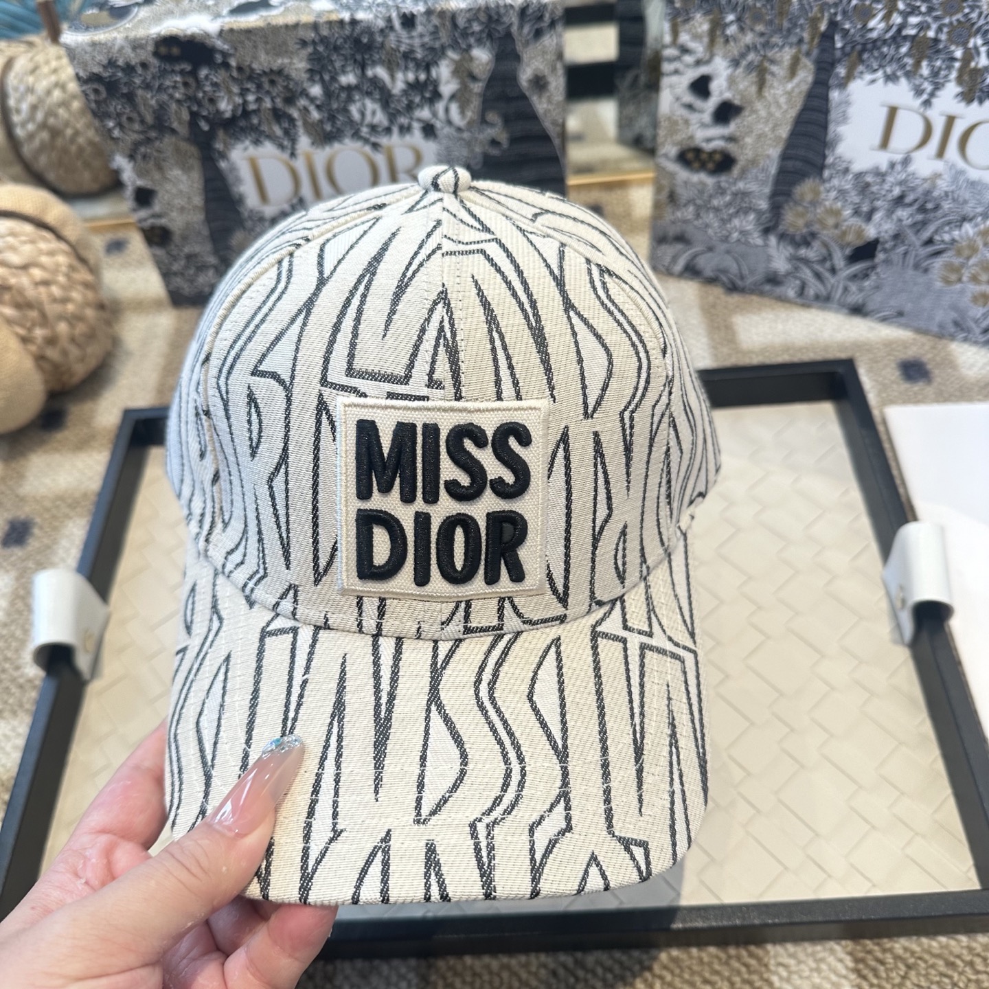 Dior 迪奥 新款原单棒球帽， 精致純也格调很有感觉，很酷很时尚，专柜断货热门，质量超赞