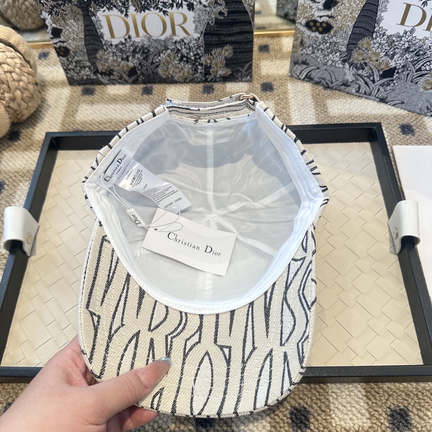 Dior 迪奥 新款原单棒球帽， 精致純也格调很有感觉，很酷很时尚，专柜断货热门，质量超赞