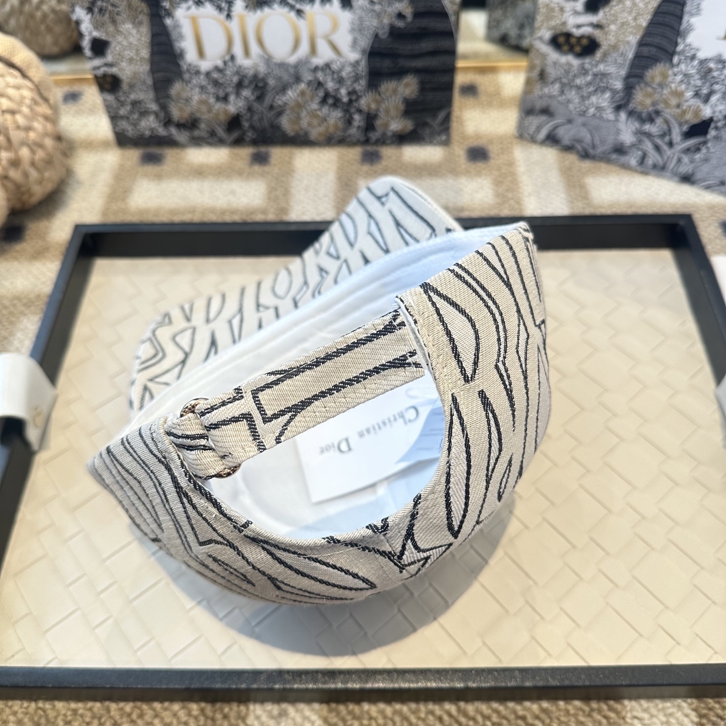 Dior 迪奥 新款原单棒球帽， 精致純也格调很有感觉，很酷很时尚，专柜断货热门，质量超赞