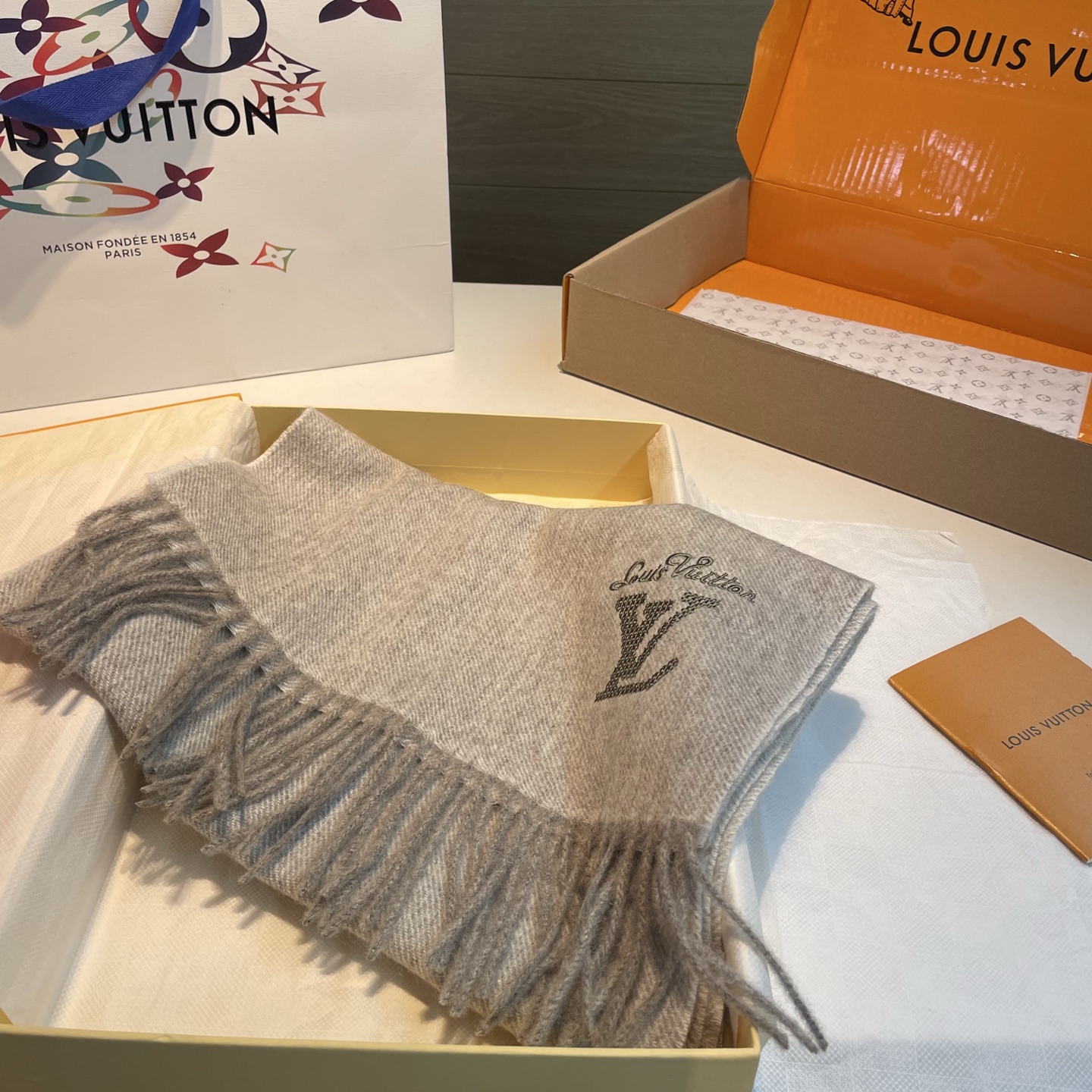 【▪️家属福利来了！！Lv 高端重磅男士围巾！】怒赞推荐，激动~！！下手绝对要快，同步专柜，最高端的男士款~工艺难度大，