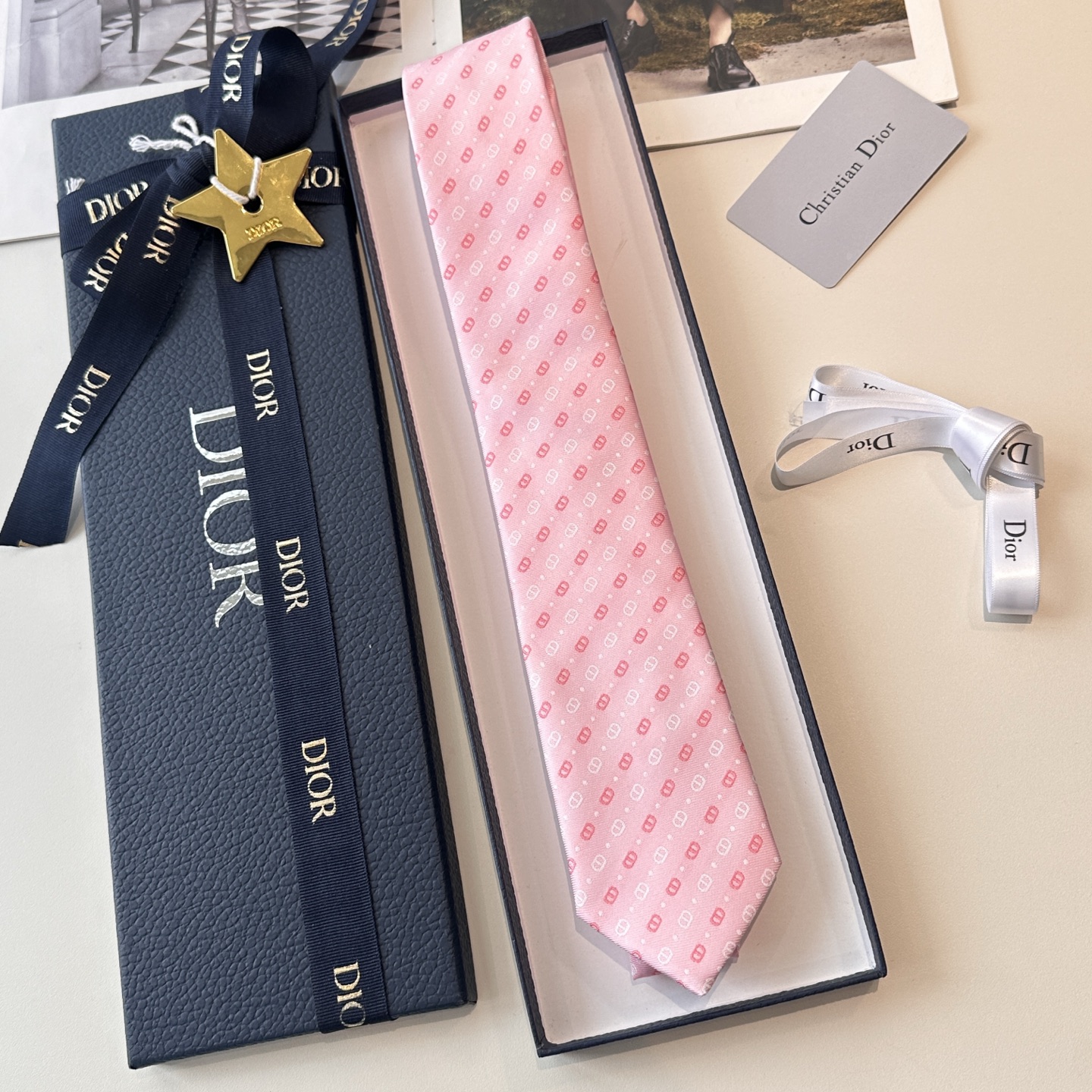 特 爆款到👏👏Do家新款领带 👔👔Dior男士【D家LOGO系列领带】，稀有😻😻展现精湛手工与时尚优雅的