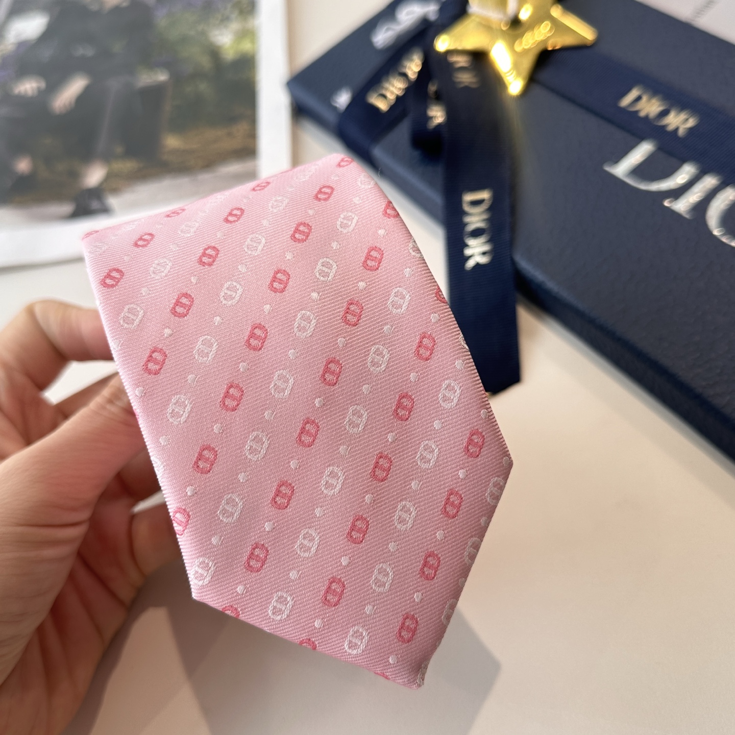 特 爆款到👏👏Do家新款领带 👔👔Dior男士【D家LOGO系列领带】，稀有😻😻展现精湛手工与时尚优雅的