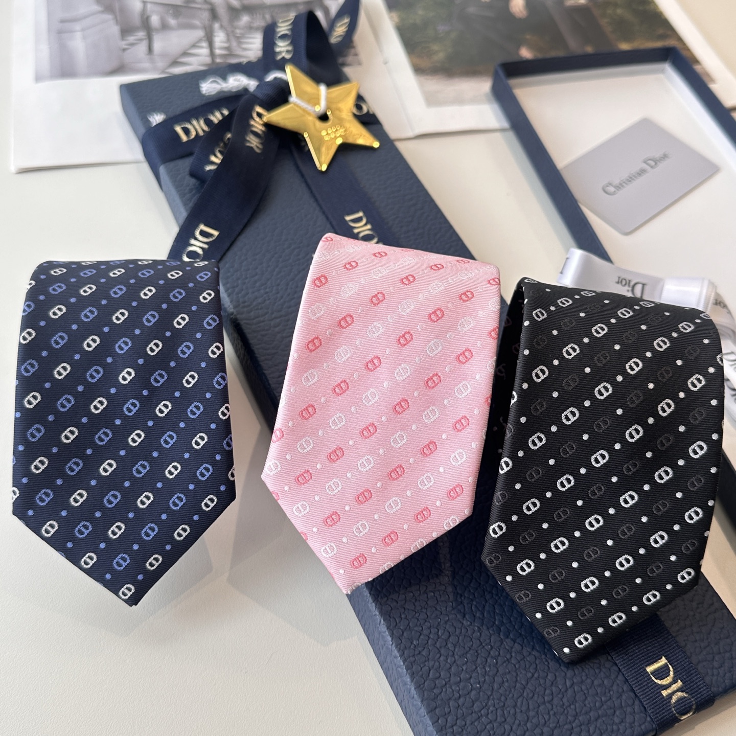 特 爆款到👏👏Do家新款领带 👔👔Dior男士【D家LOGO系列领带】，稀有😻😻展现精湛手工与时尚优雅的