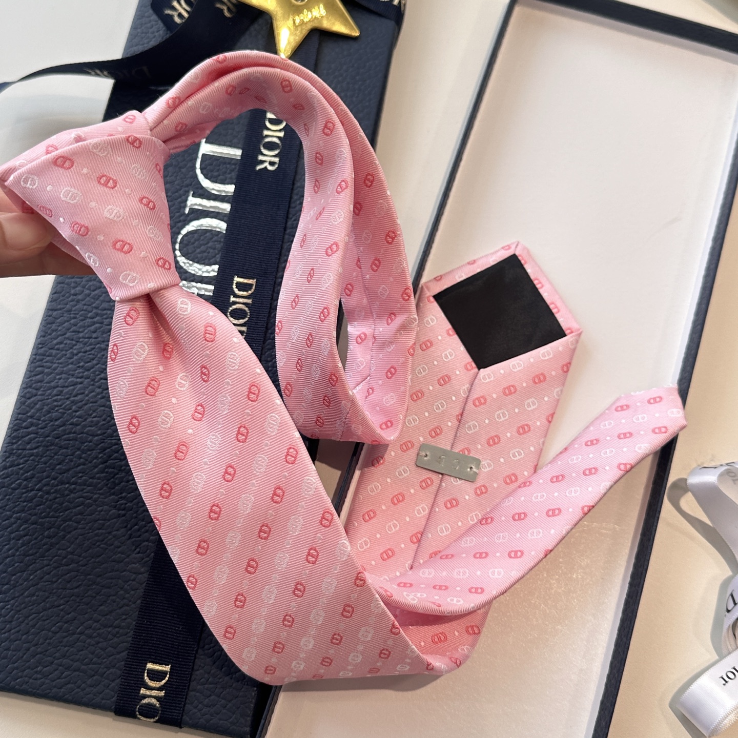 特 爆款到👏👏Do家新款领带 👔👔Dior男士【D家LOGO系列领带】，稀有😻😻展现精湛手工与时尚优雅的