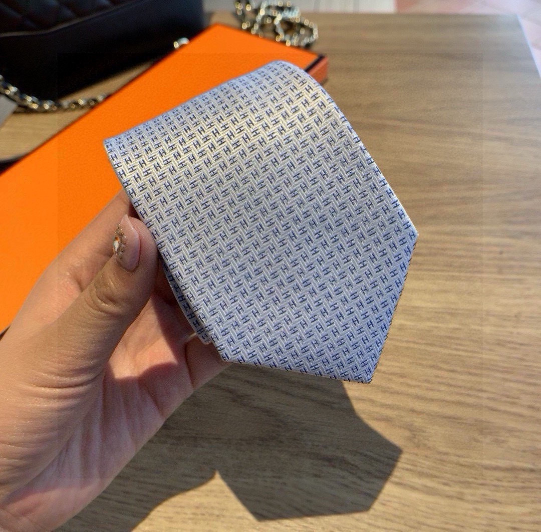 领带新款出货啦‼️‼️爱马仕男士新款领带系列👔👔，让男士可以充分展示自己个性。100%顶级斜纹真丝手工定