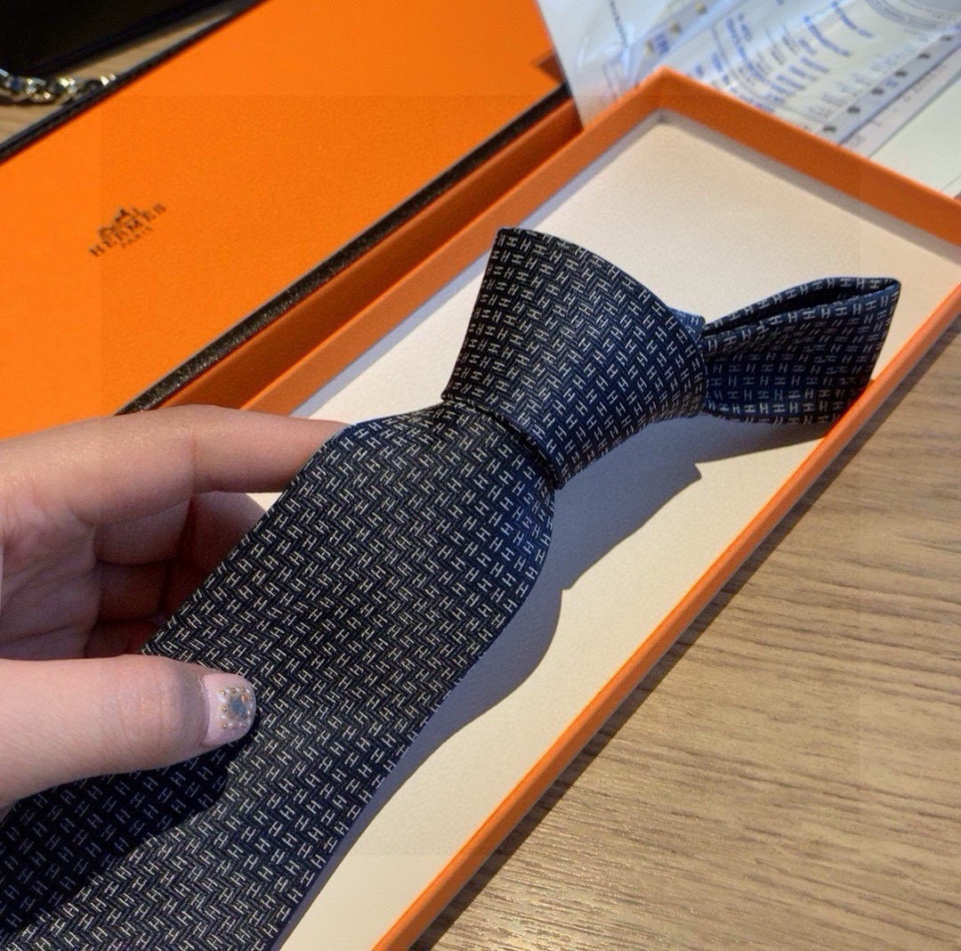 领带新款出货啦‼️‼️爱马仕男士新款领带系列👔👔，让男士可以充分展示自己个性。100%顶级斜纹真丝手工定