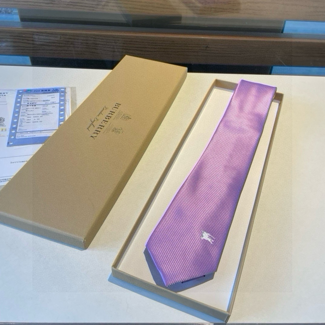 B家专柜同步领带出货啦‼️‼️巴宝莉新款👔👔，稀有😻😻展现精湛手工与时尚优雅的理想选择，这款采用B家最具