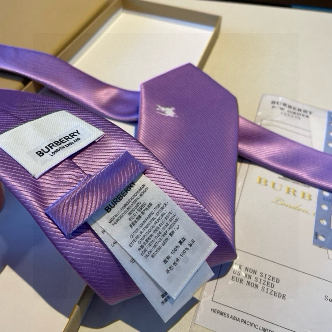 B家专柜同步领带出货啦‼️‼️巴宝莉新款👔👔，稀有😻😻展现精湛手工与时尚优雅的理想选择，这款采用B家最具