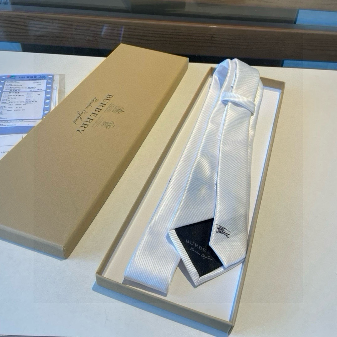 B家专柜同步领带出货啦‼️‼️巴宝莉新款👔👔，稀有😻😻展现精湛手工与时尚优雅的理想选择，这款采用B家最具