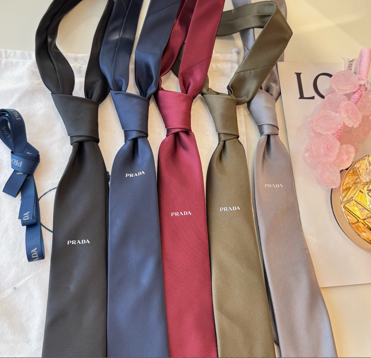 NO:854820,Special P family classic tie, unisex style [Prada letter tie] High-end customization, double-layered washed label, rare and ideal choice to show exquisite craftsmanship and fashionable elegance. This tie is made of P family’s most classic and iconic LOGO jacquard, which is interpreted in the same tone to show more elegance. Allow fashionistas to fully display their personality. Top-notch handmade custom ties, ties, prada, ties19860909特 P家经典领带 中性款【Prada字母领带】高端定制,双层水洗标,稀有展现精湛手工与时尚优雅的理想选择,这款采用P家最经典极具标志性LOGO提花制成的领带,以同色调手法演绎的更显雅致风范.让时尚达人可以充分展示自己个性.顶级手工定制领带,领带,prada,ties,accessory