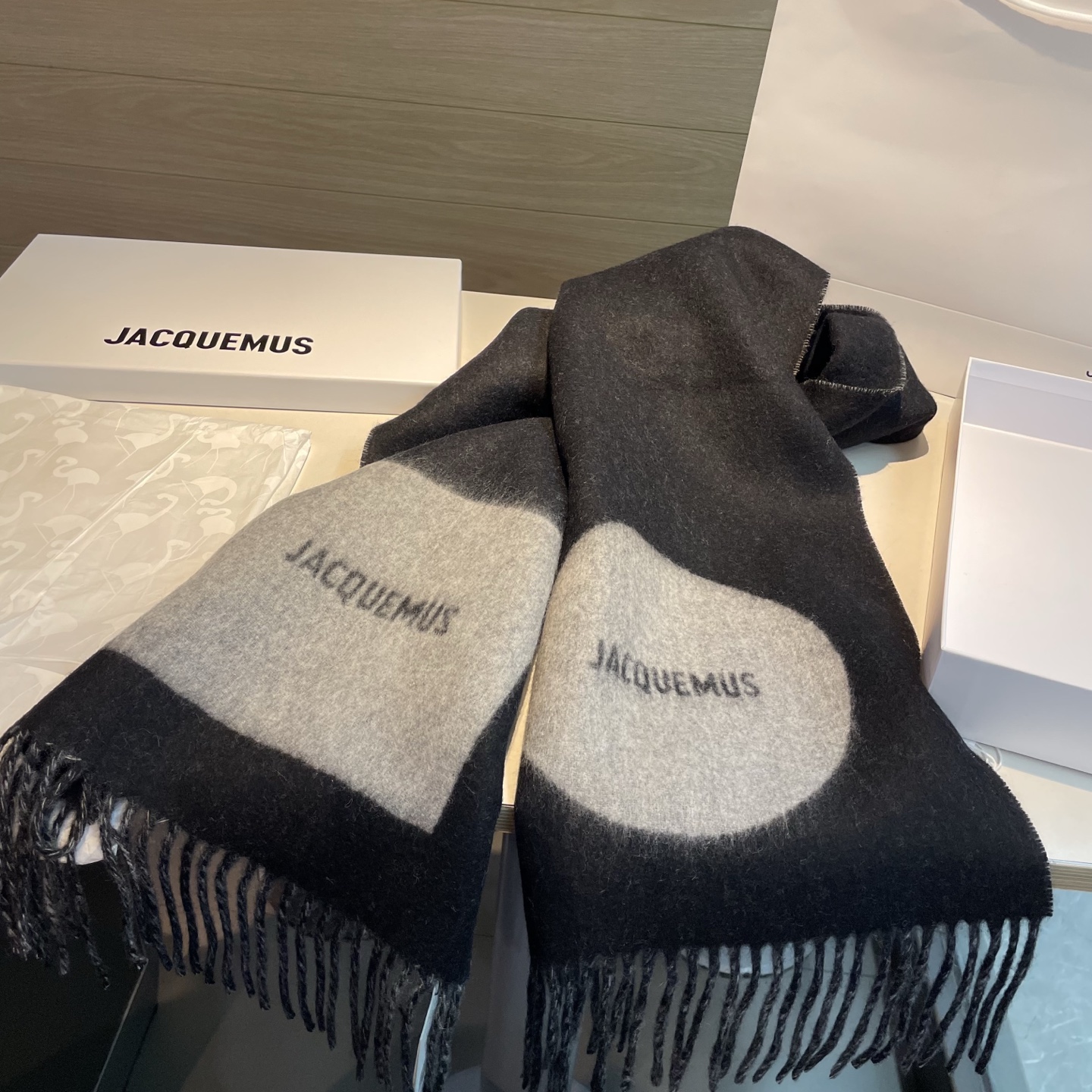 🆕  jacquemus 新款千呼万唤始出来！奶茶色和黑灰系实在是太经典的配色了！好看冲就完了～现货秒发！尺寸：180*