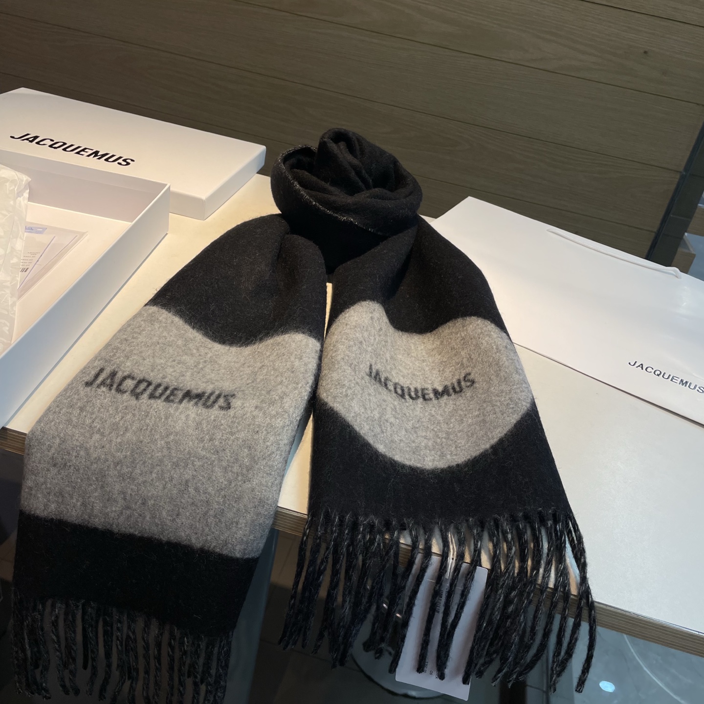 🆕  jacquemus 新款千呼万唤始出来！奶茶色和黑灰系实在是太经典的配色了！好看冲就完了～现货秒发！尺寸：180*
