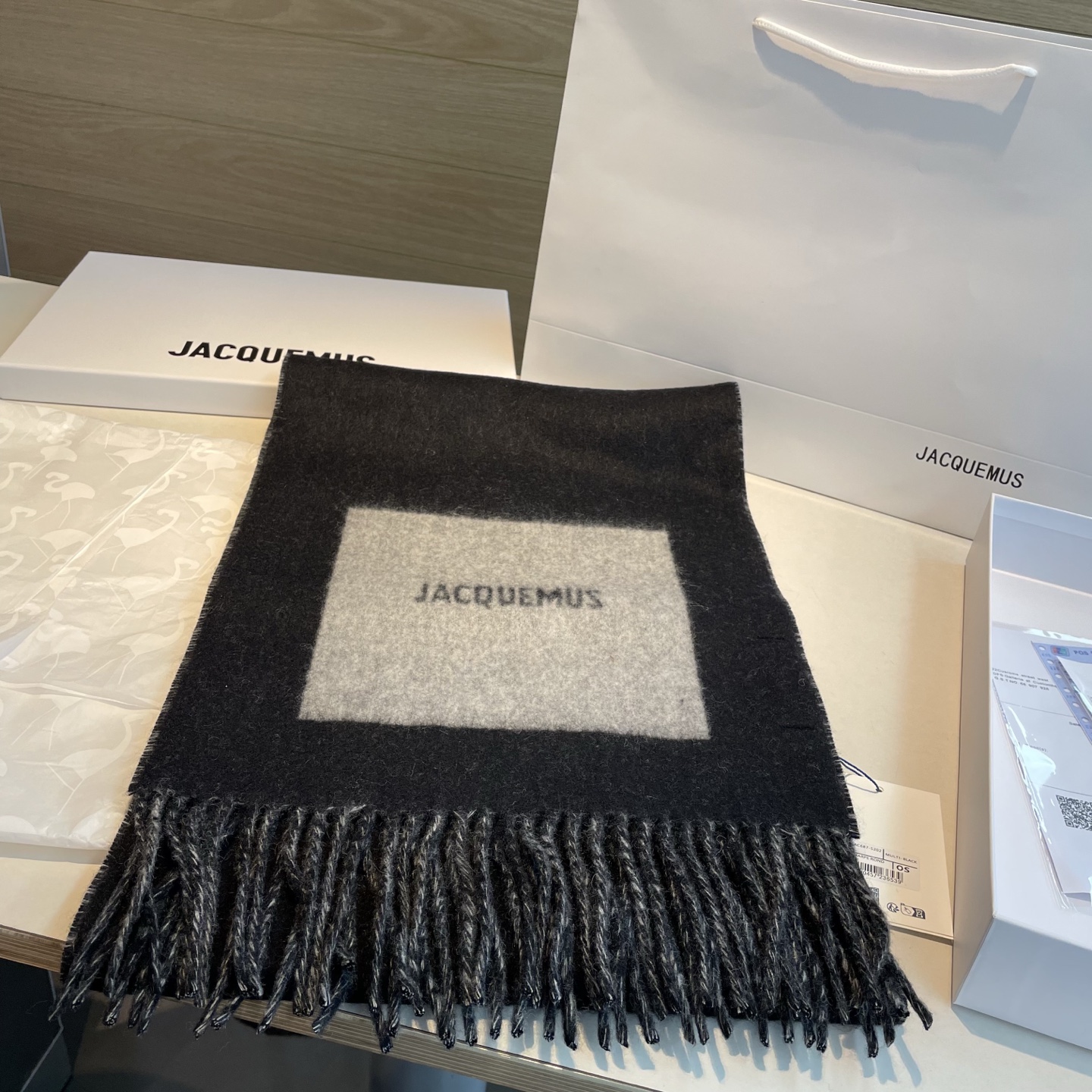 🆕  jacquemus 新款千呼万唤始出来！奶茶色和黑灰系实在是太经典的配色了！好看冲就完了～现货秒发！尺寸：180*
