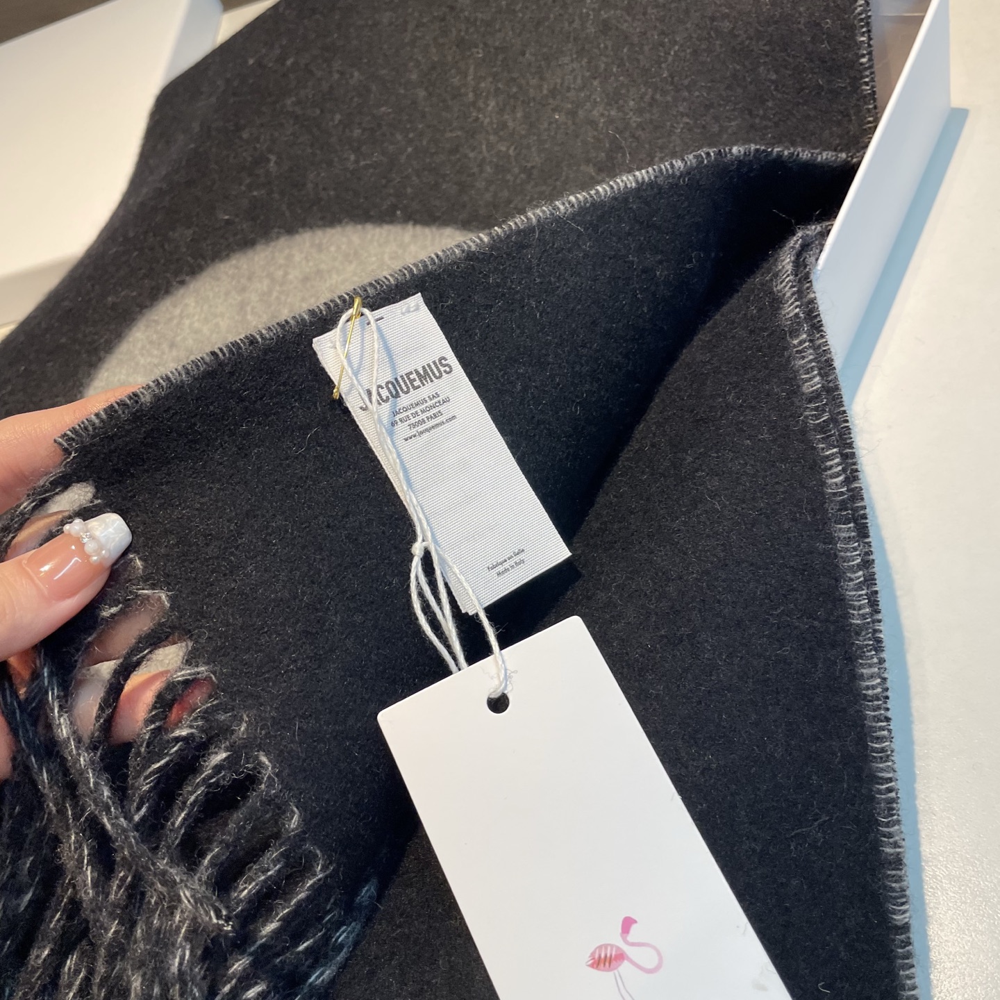 🆕  jacquemus 新款千呼万唤始出来！奶茶色和黑灰系实在是太经典的配色了！好看冲就完了～现货秒发！尺寸：180*
