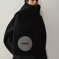 🆕 jacquemus 新款千呼万唤始出来!奶茶色和黑灰系实在是太经典的配色了!好看冲就完了~现货秒发!尺寸:180* 🆕 jacquemus 新款千呼万唤始出来!奶茶色和黑灰系实在是太经典的配色了!好看冲就完了~现货秒发!尺寸:180*