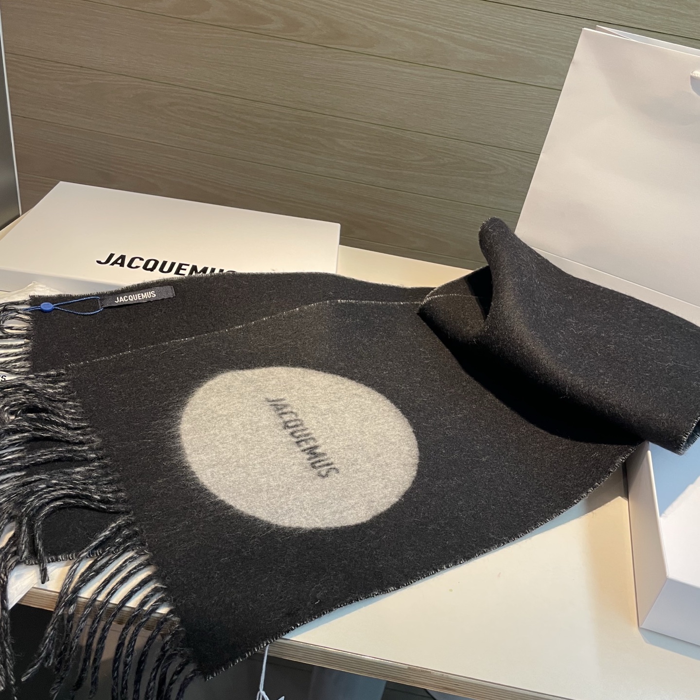 🆕  jacquemus 新款千呼万唤始出来！奶茶色和黑灰系实在是太经典的配色了！好看冲就完了～现货秒发！尺寸：180*