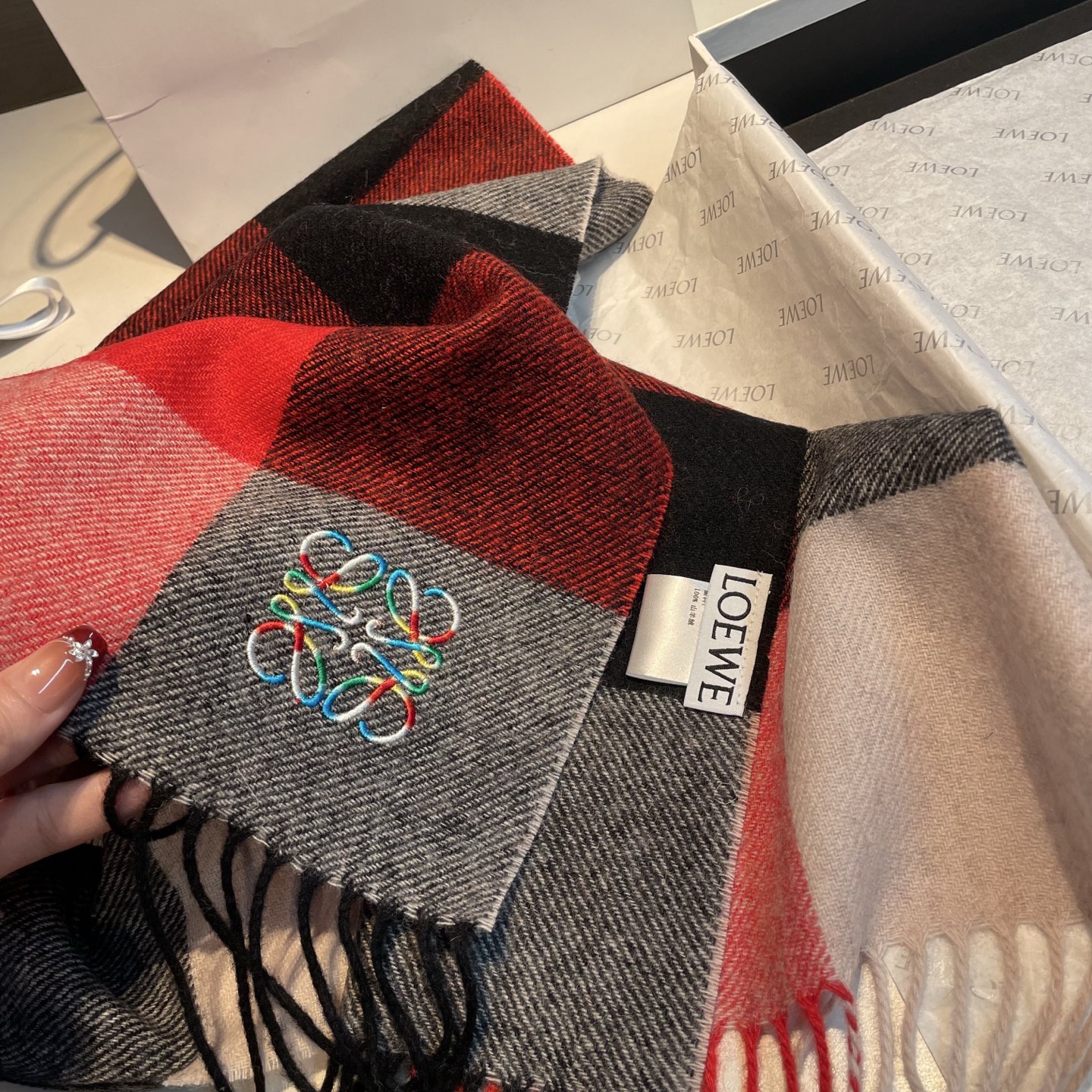 🆕 上新!Loewe · 罗意威️难得一见的温柔配色,低调又不失优雅❗️】重点推荐❗️双面配色,一条围巾两种风格搭配, 🆕 上新!Loewe · 罗意威️难得一见的温柔配色,低调又不失优雅❗️】重点推荐❗️双面配色,一条围巾两种风格搭配,